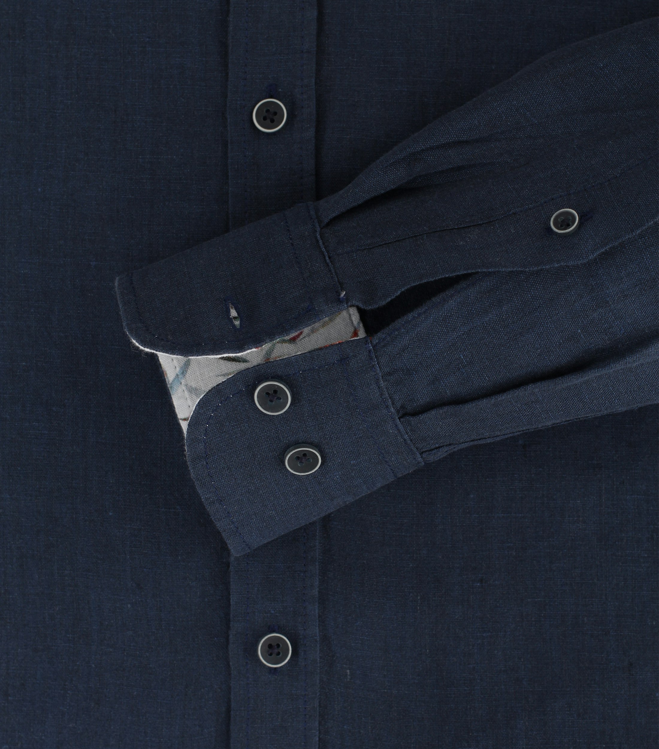 Ein Freizeithemd im uni Muster in der Farbe sattes Dunkelblau