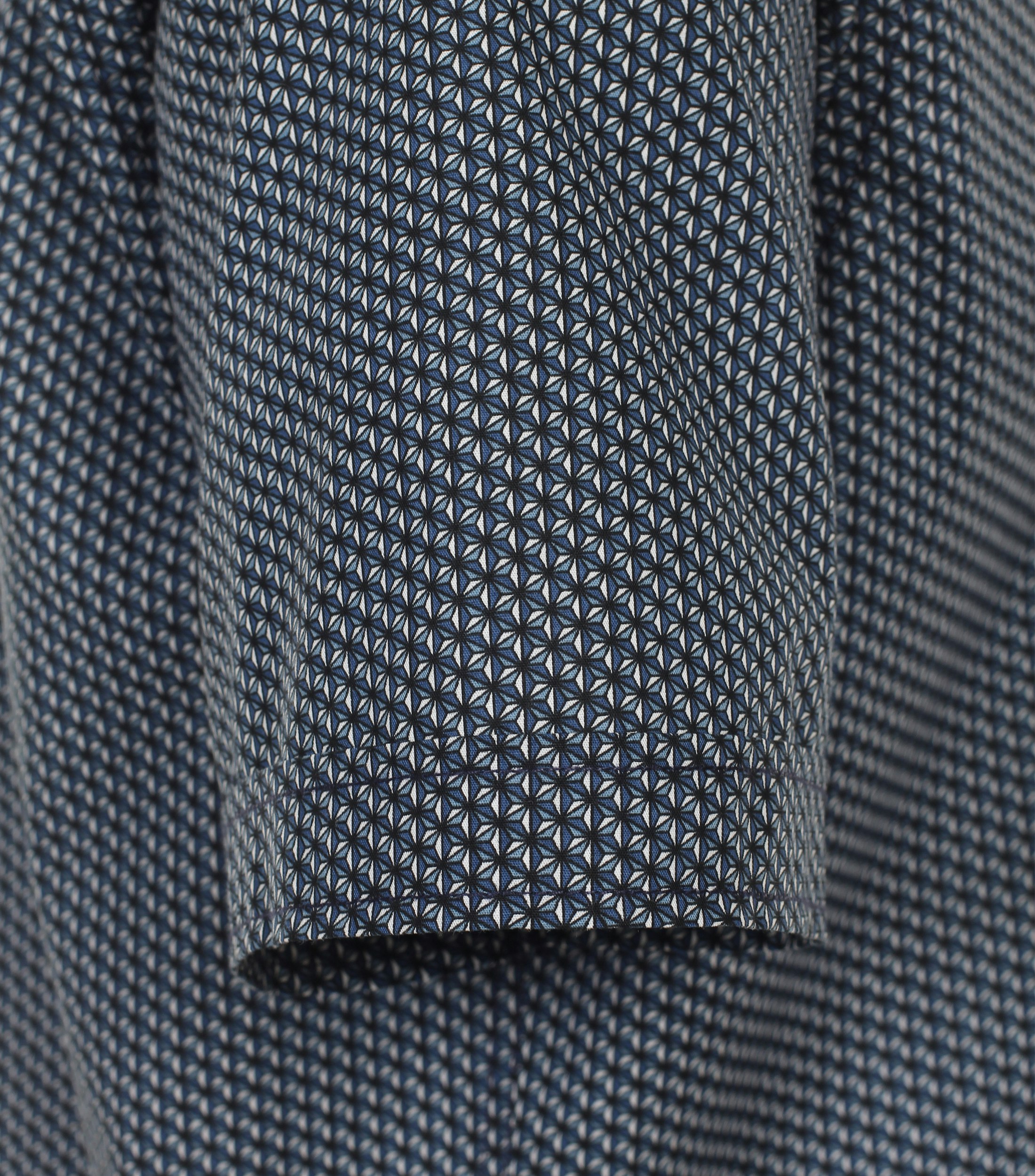 Ein Freizeithemd im Print Muster in der Farbe dunkles Mittelblau
