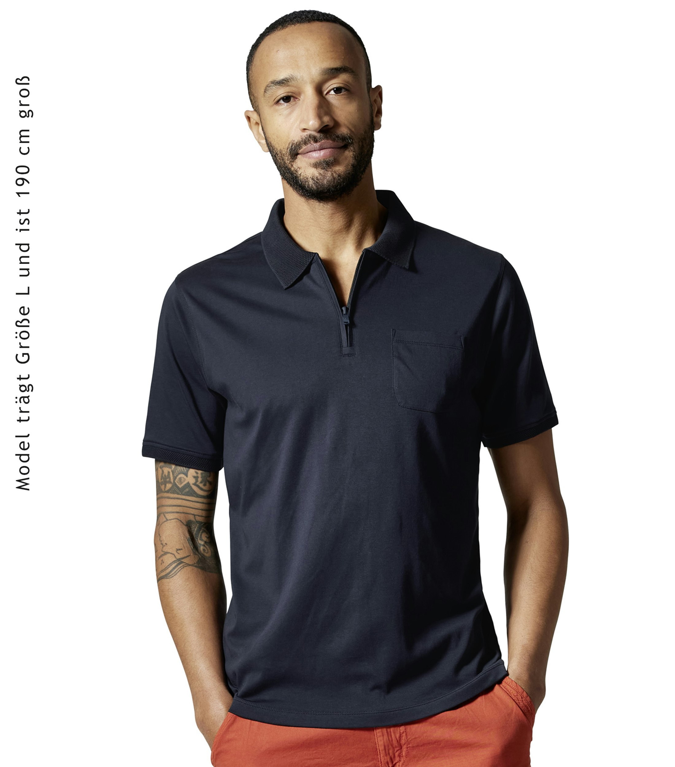 Ein Polo-Shirt im uni Muster in der Farbe Dunkelblau