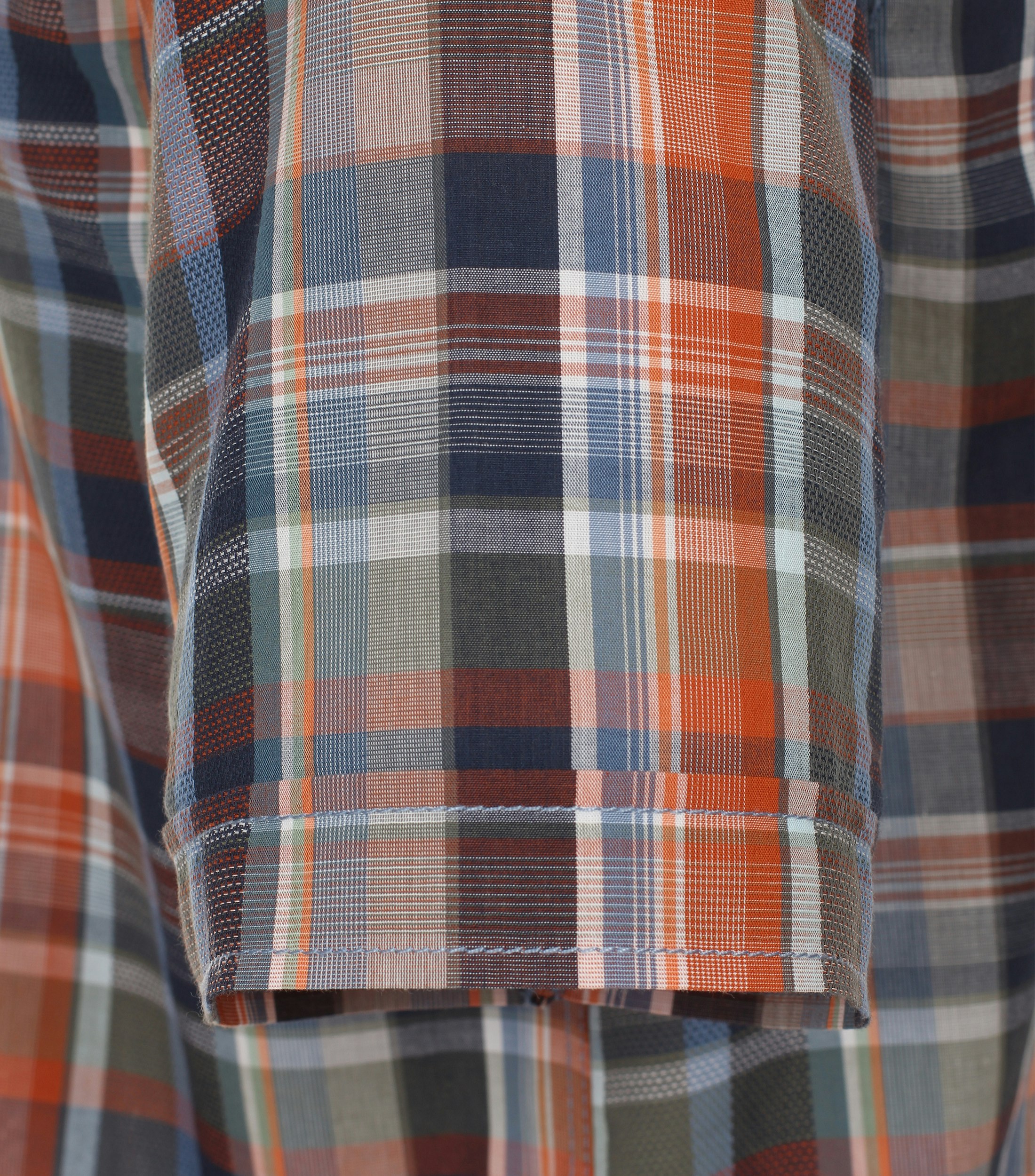 Ein Freizeithemd im kariert Muster in der Farbe Orange