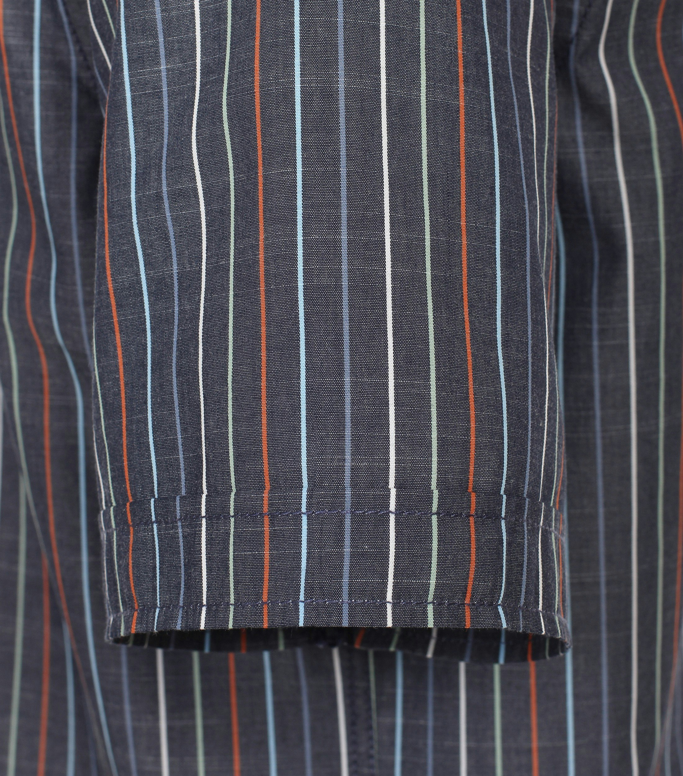 Ein Freizeithemd im gestreift Muster in der Farbe graues Dunkelblau