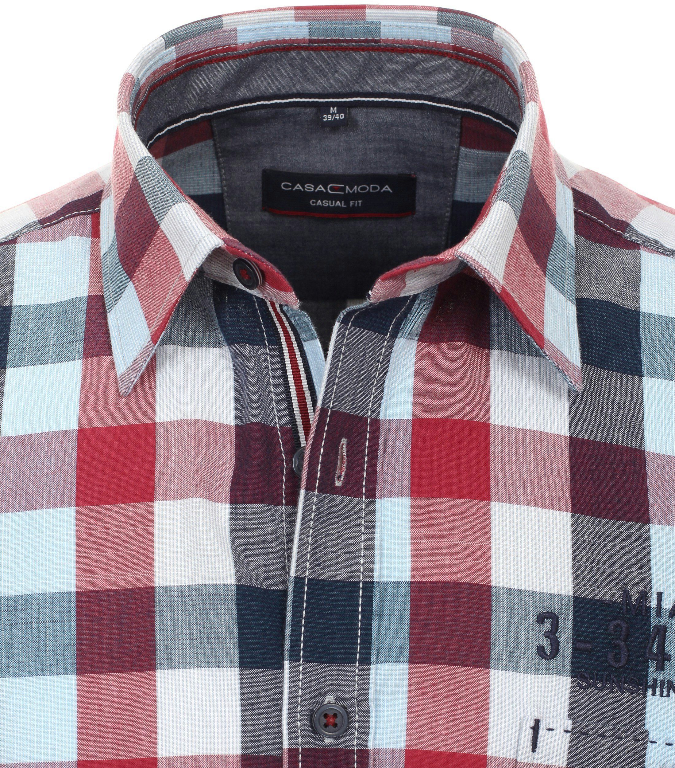 Ein Freizeithemd im kariert Muster in der Farbe Rot