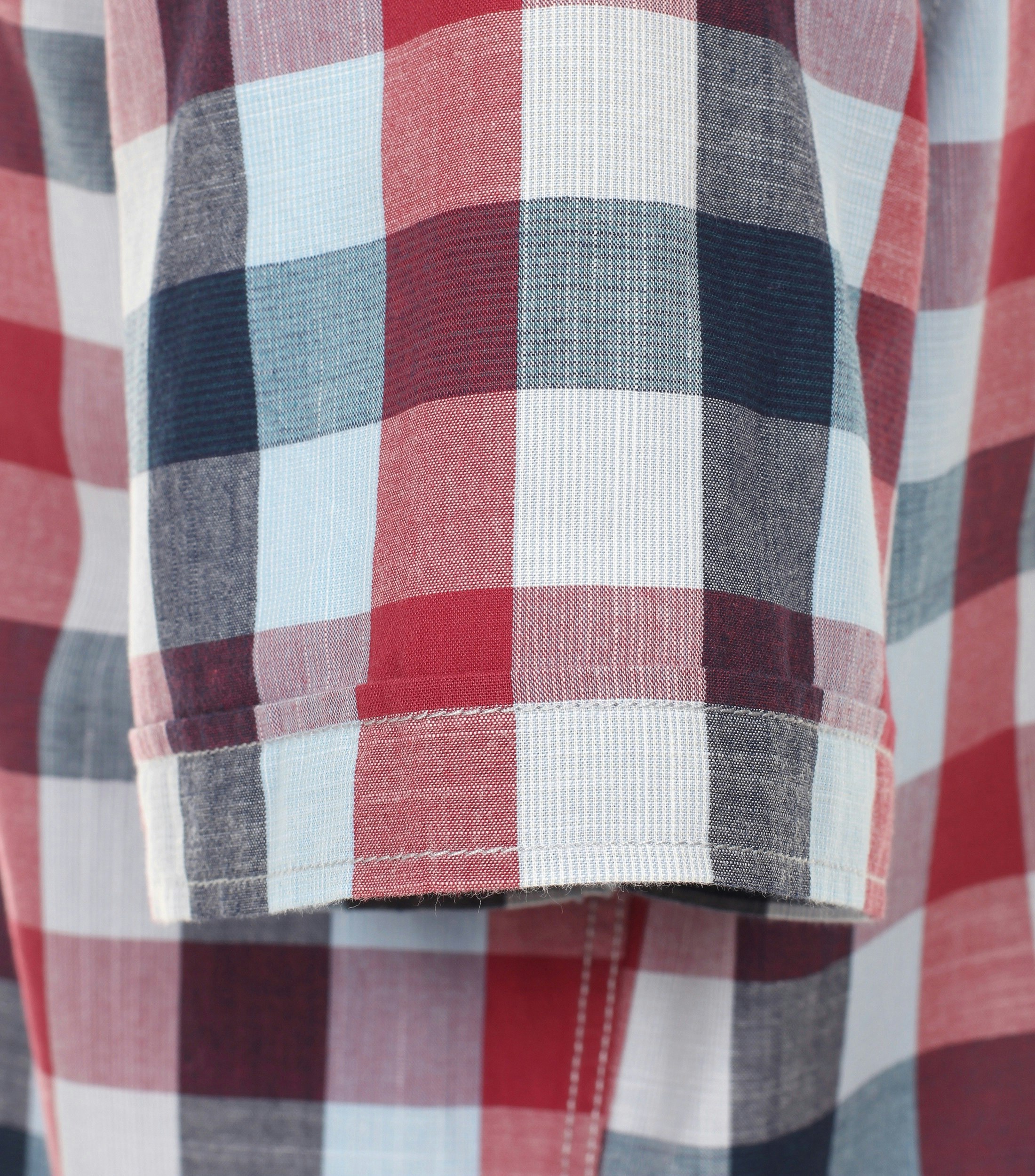 Ein Freizeithemd im kariert Muster in der Farbe Rot