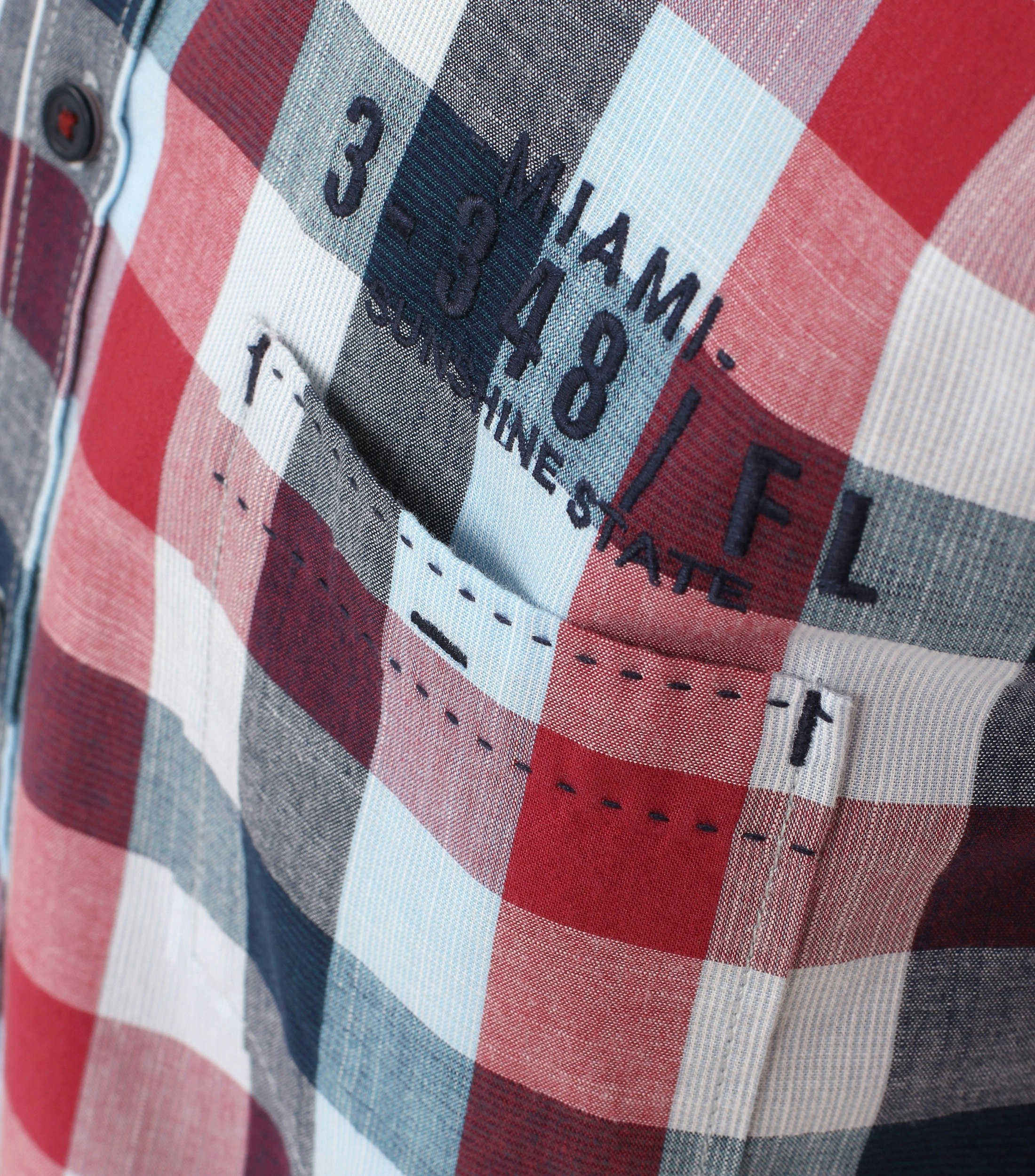 Ein Freizeithemd im kariert Muster in der Farbe Rot