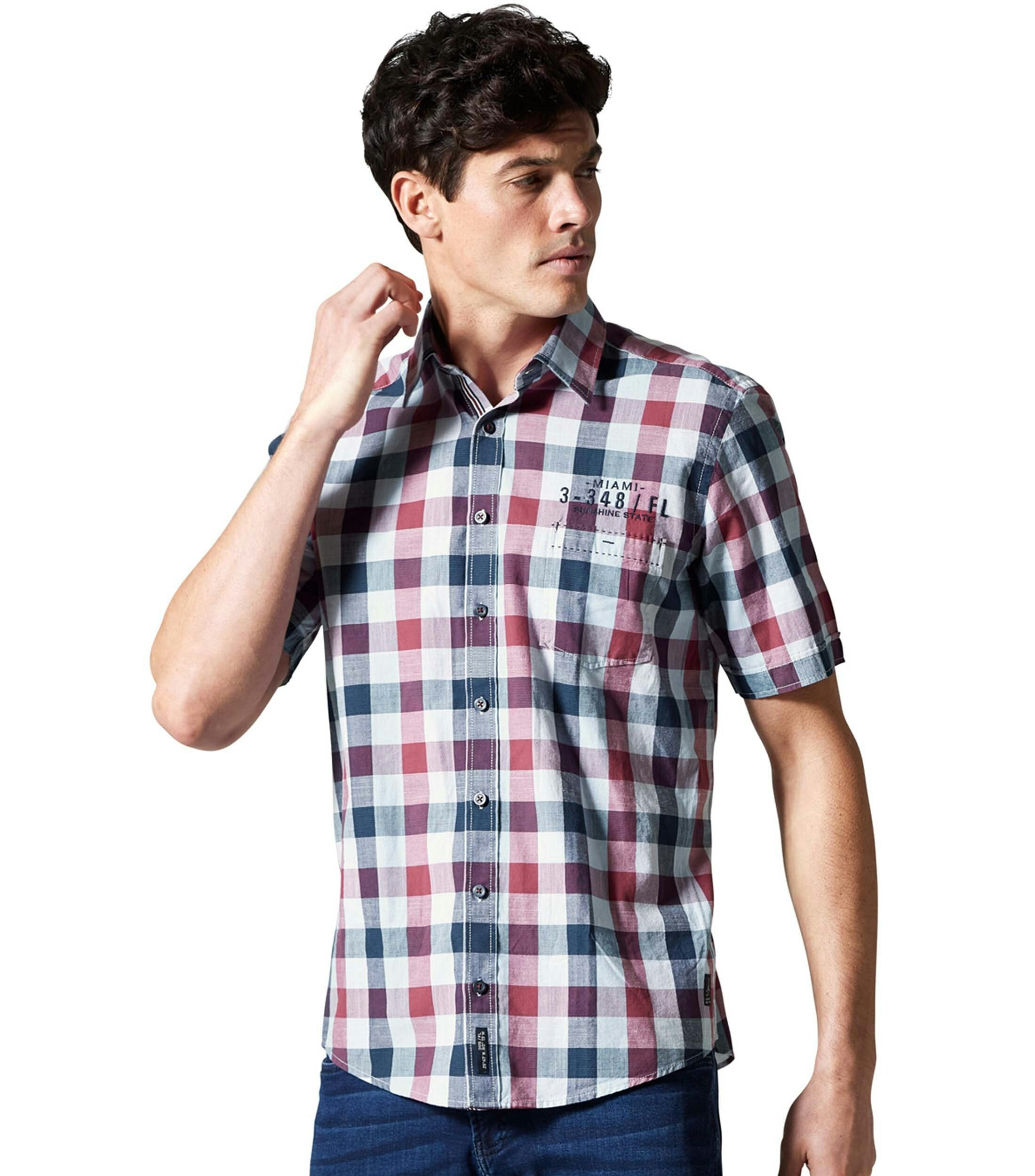 Ein Freizeithemd im kariert Muster in der Farbe Rot