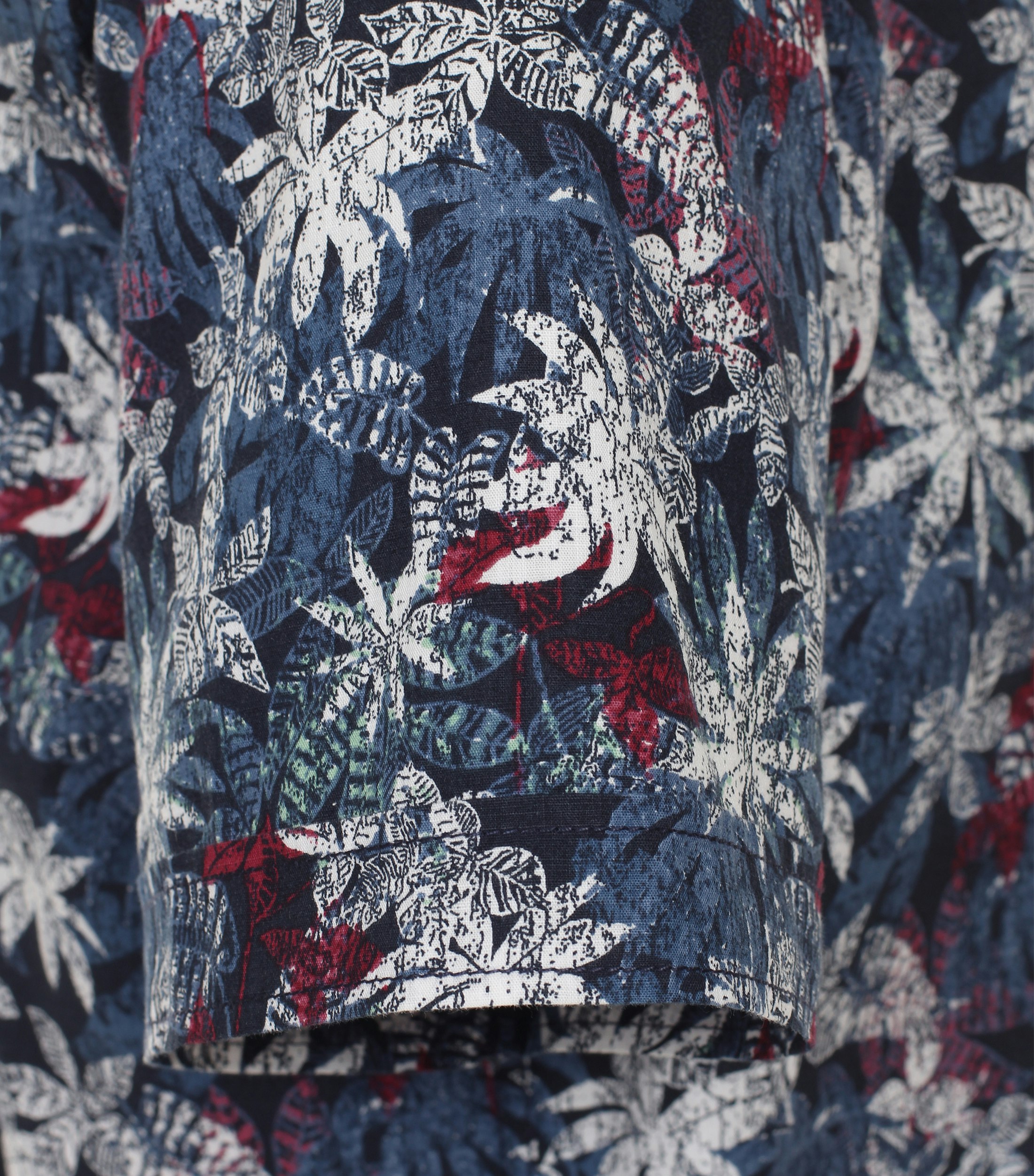 Ein Freizeithemd im Print Muster in der Farbe graues Dunkelblau