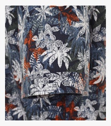 Ein Freizeithemd im Print Muster in der Farbe Dunkelblau