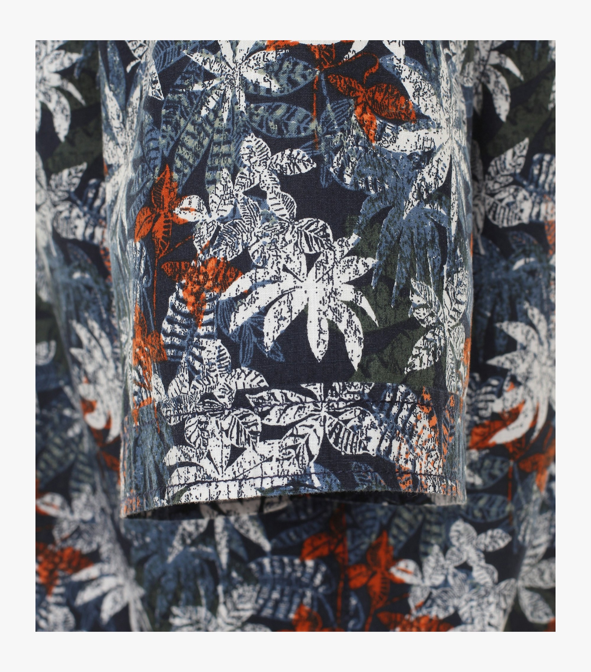 Ein Freizeithemd im Print Muster in der Farbe Dunkelblau