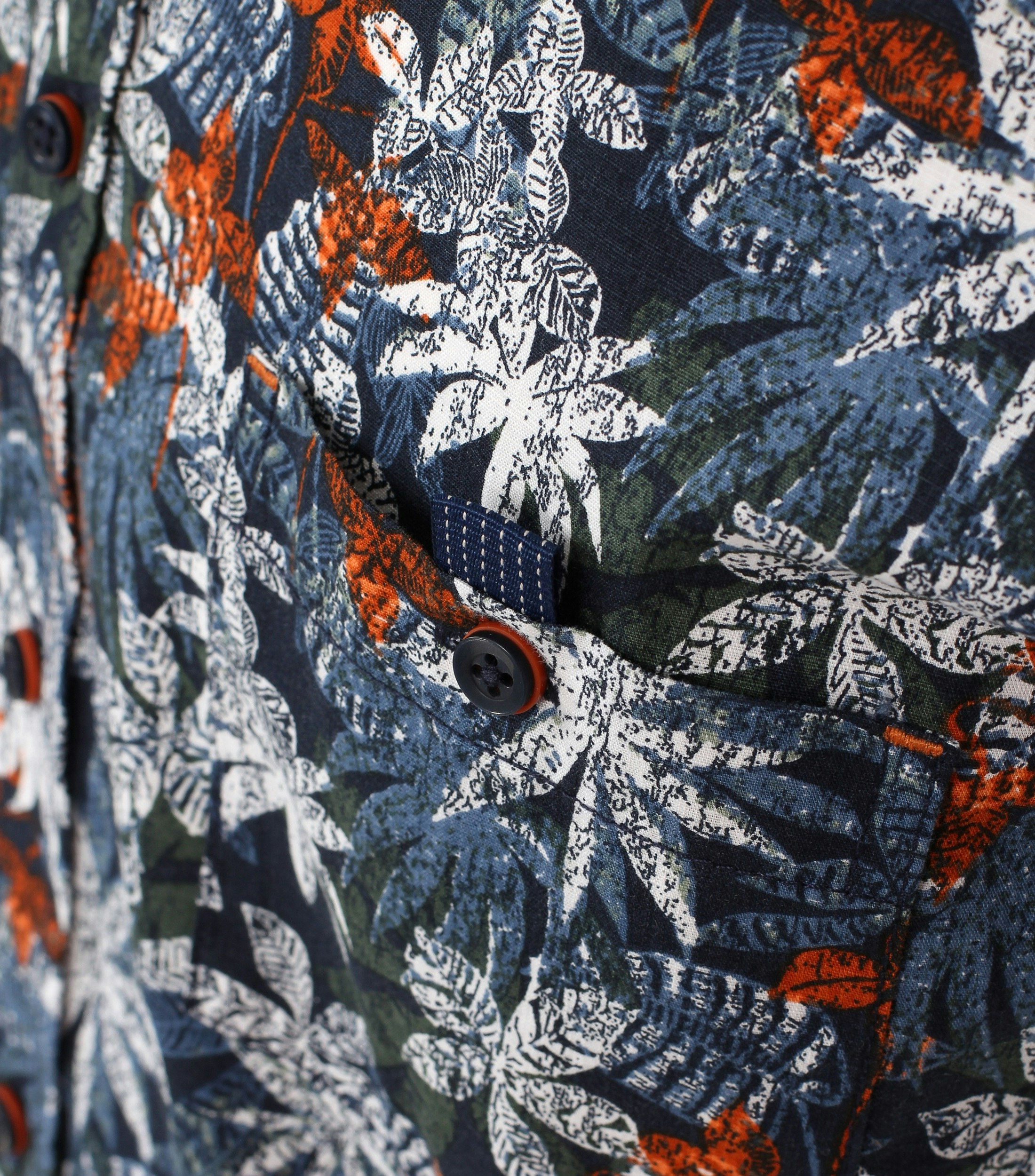 Ein Freizeithemd im Print Muster in der Farbe Dunkelblau