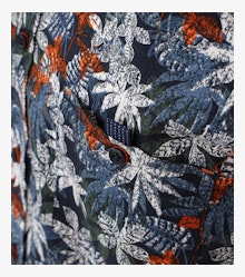 Ein Freizeithemd im Print Muster in der Farbe Dunkelblau