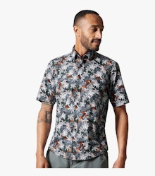 Ein Freizeithemd im Print Muster in der Farbe Dunkelblau