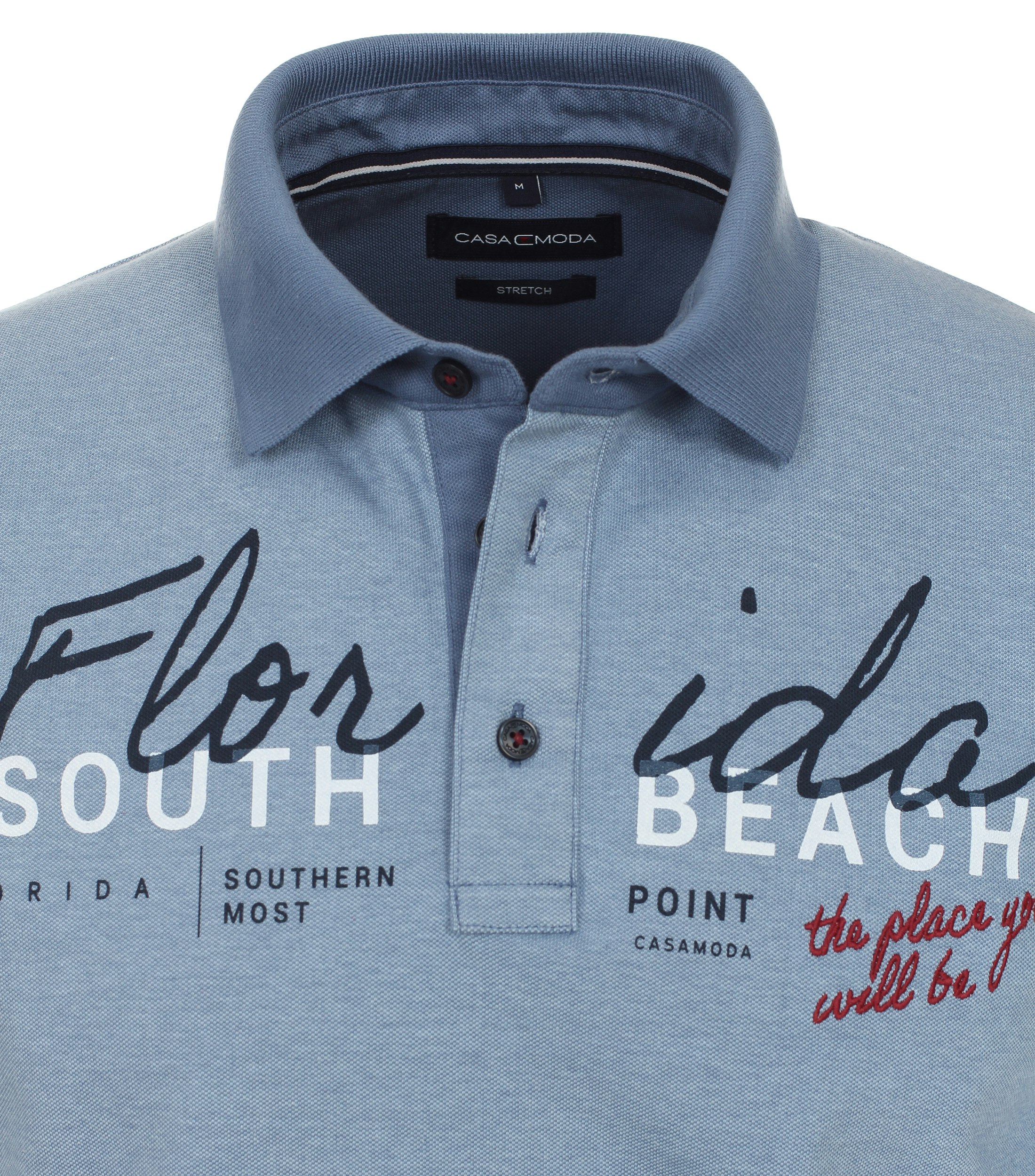 Ein Polo-Shirt im uni Muster in der Farbe Himmelblau