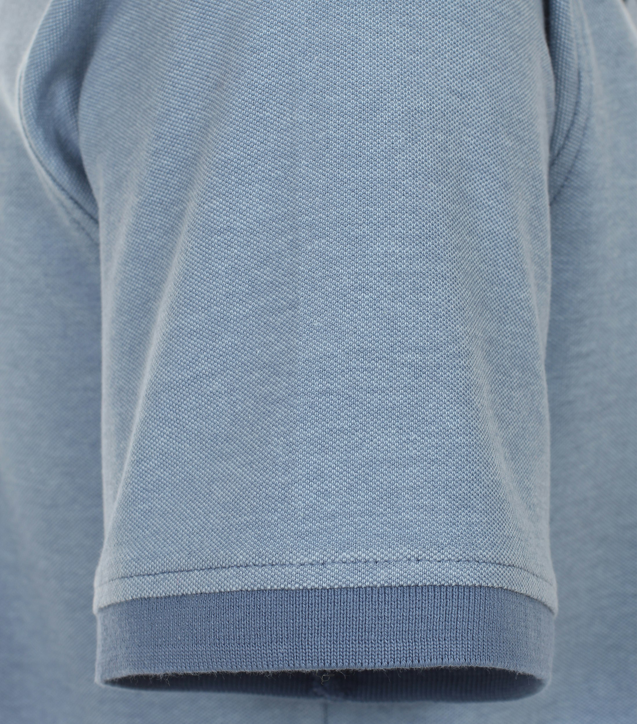 Ein Polo-Shirt im uni Muster in der Farbe Himmelblau