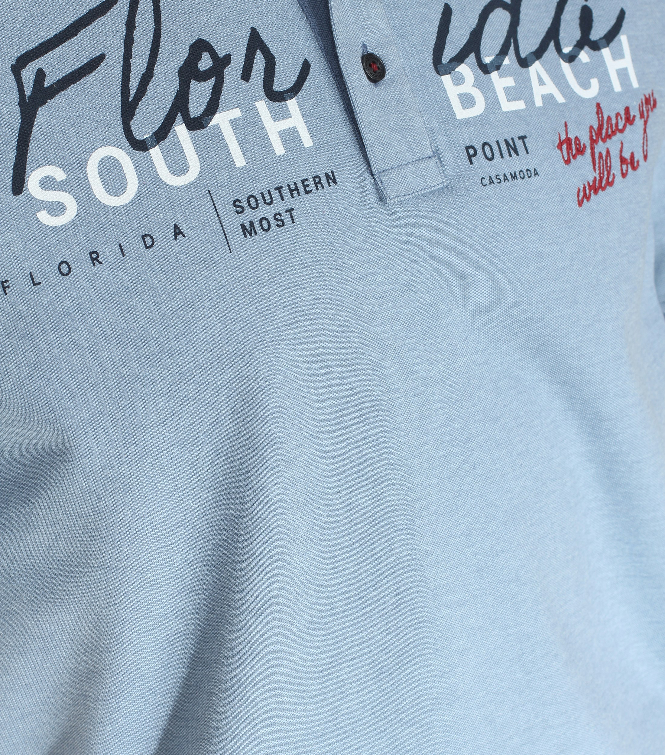Ein Polo-Shirt im uni Muster in der Farbe Himmelblau