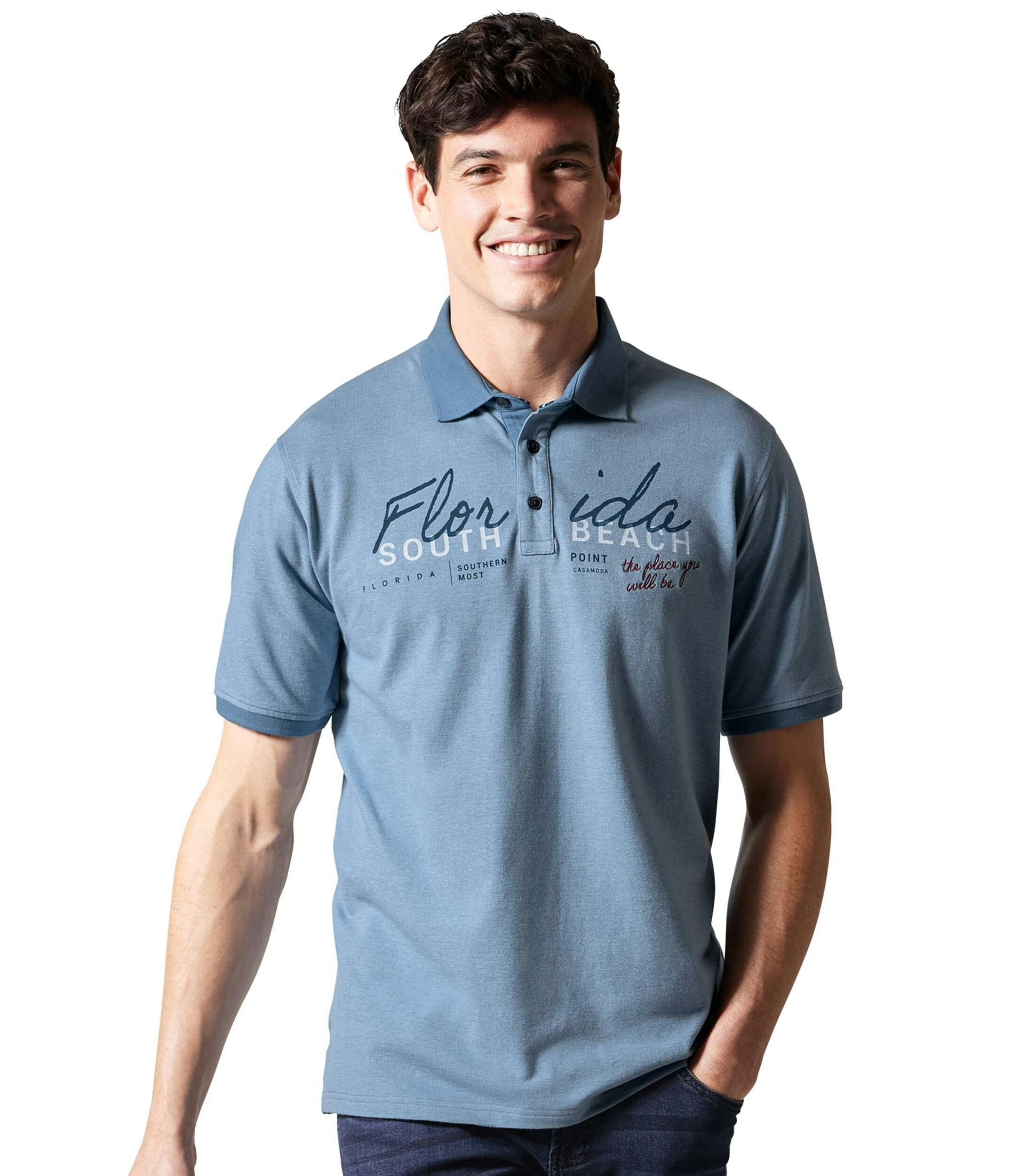 Ein Polo-Shirt im uni Muster in der Farbe Himmelblau