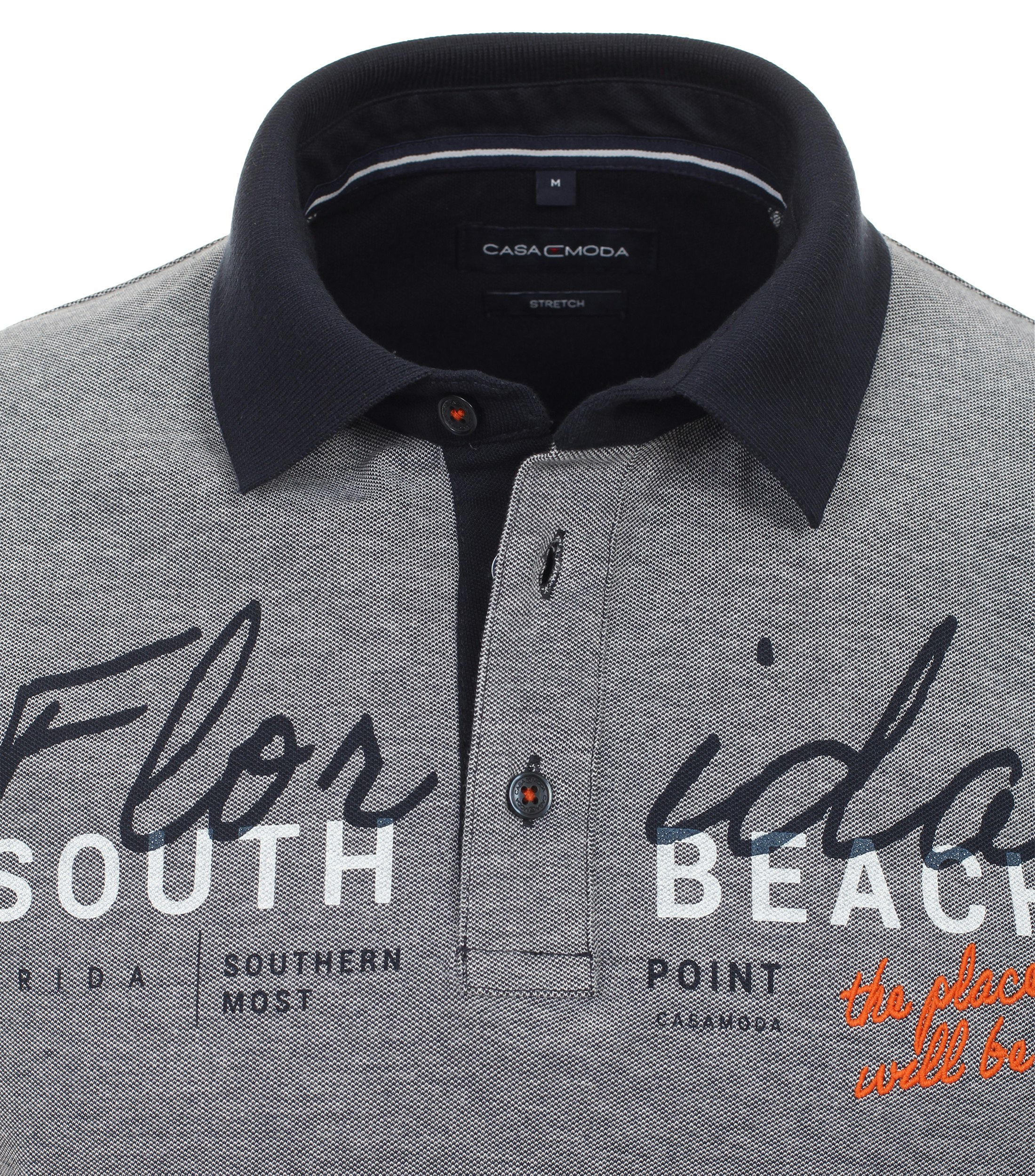 Ein Polo-Shirt im uni Muster in der Farbe graues Dunkelblau