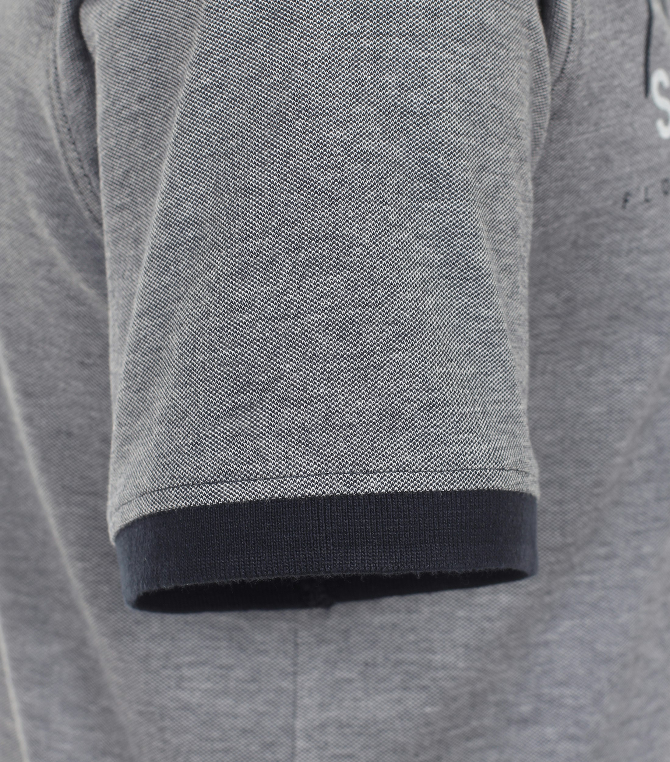 Ein Polo-Shirt im uni Muster in der Farbe graues Dunkelblau