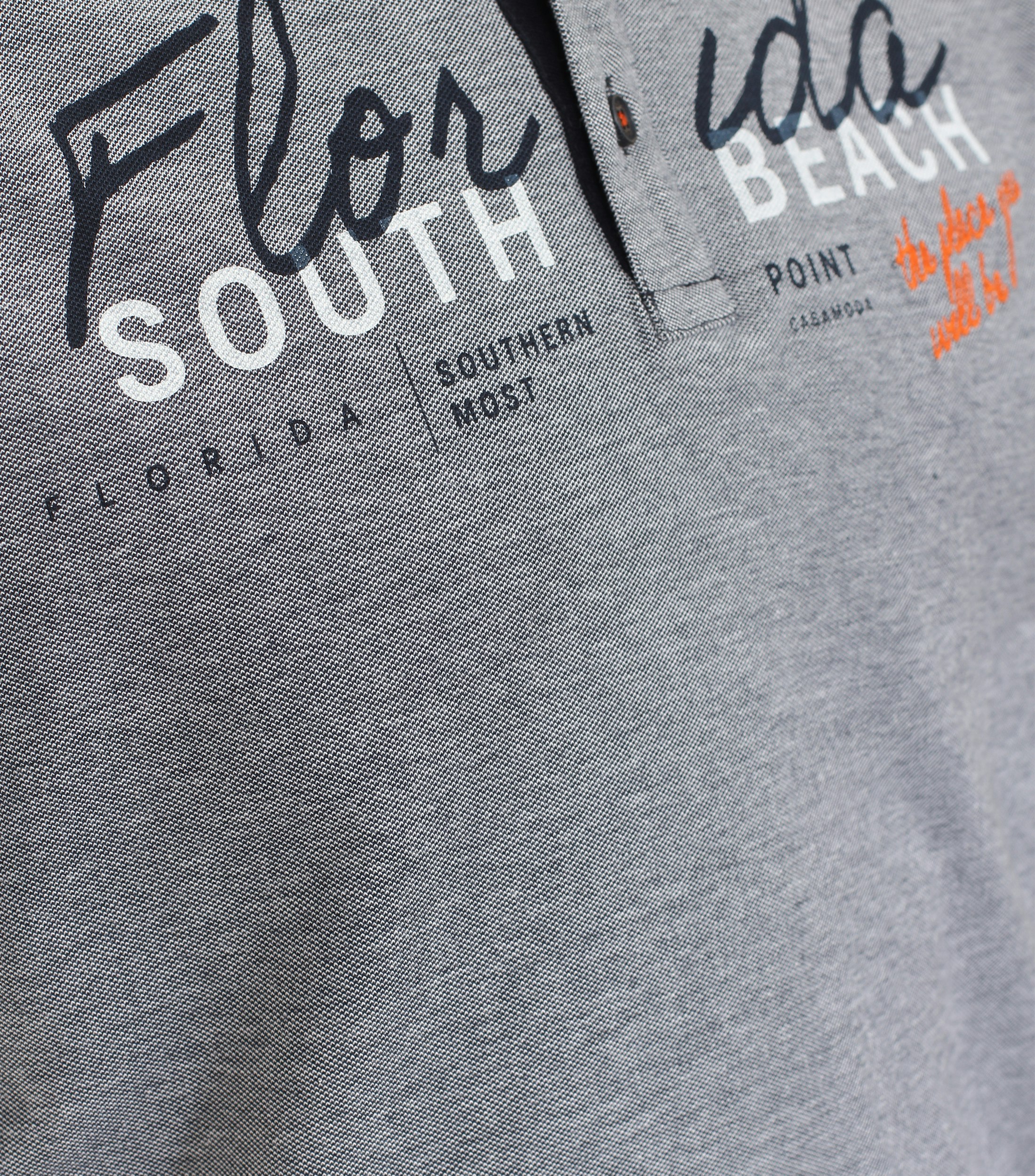 Ein Polo-Shirt im uni Muster in der Farbe graues Dunkelblau