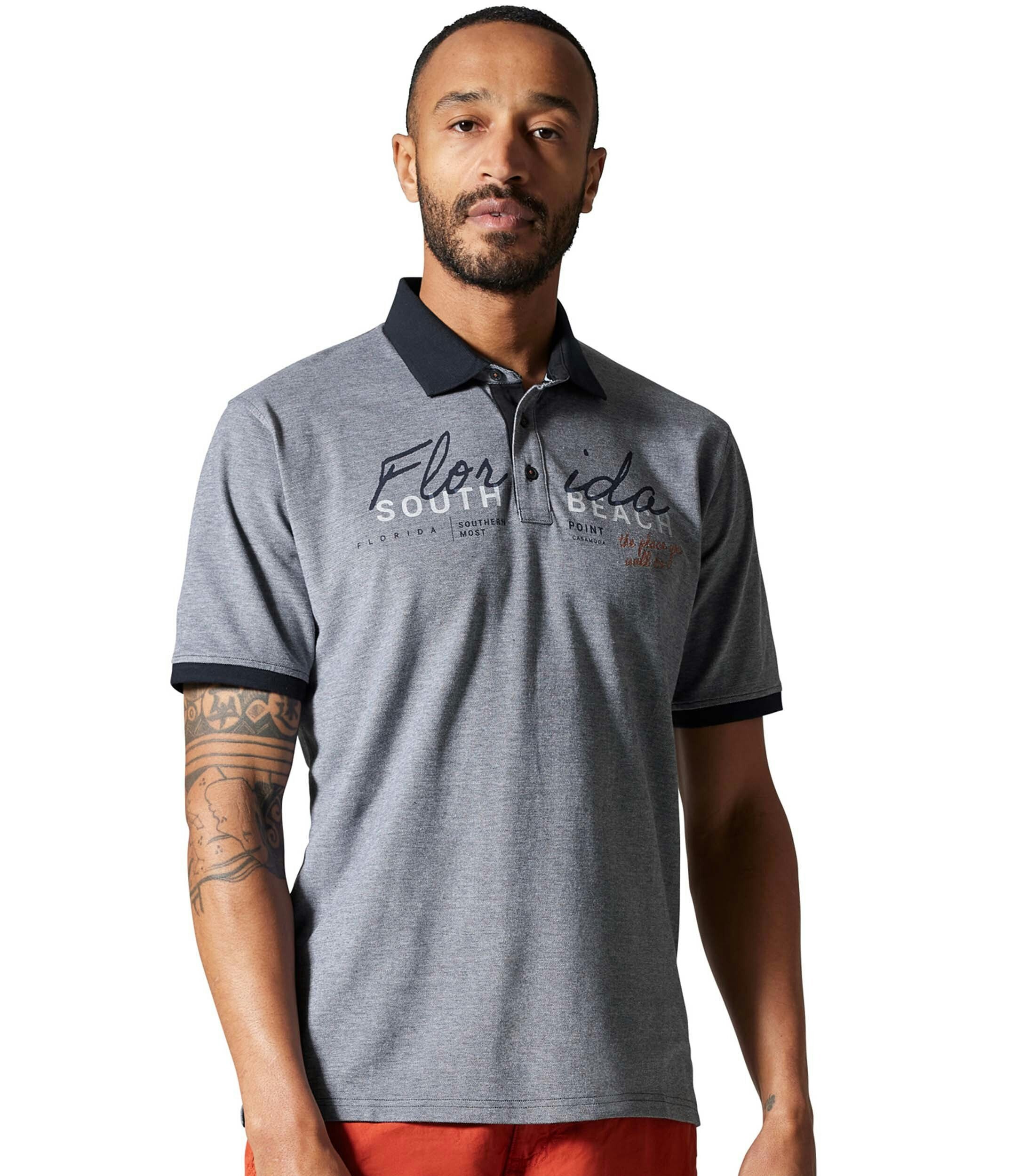 Ein Polo-Shirt im uni Muster in der Farbe graues Dunkelblau