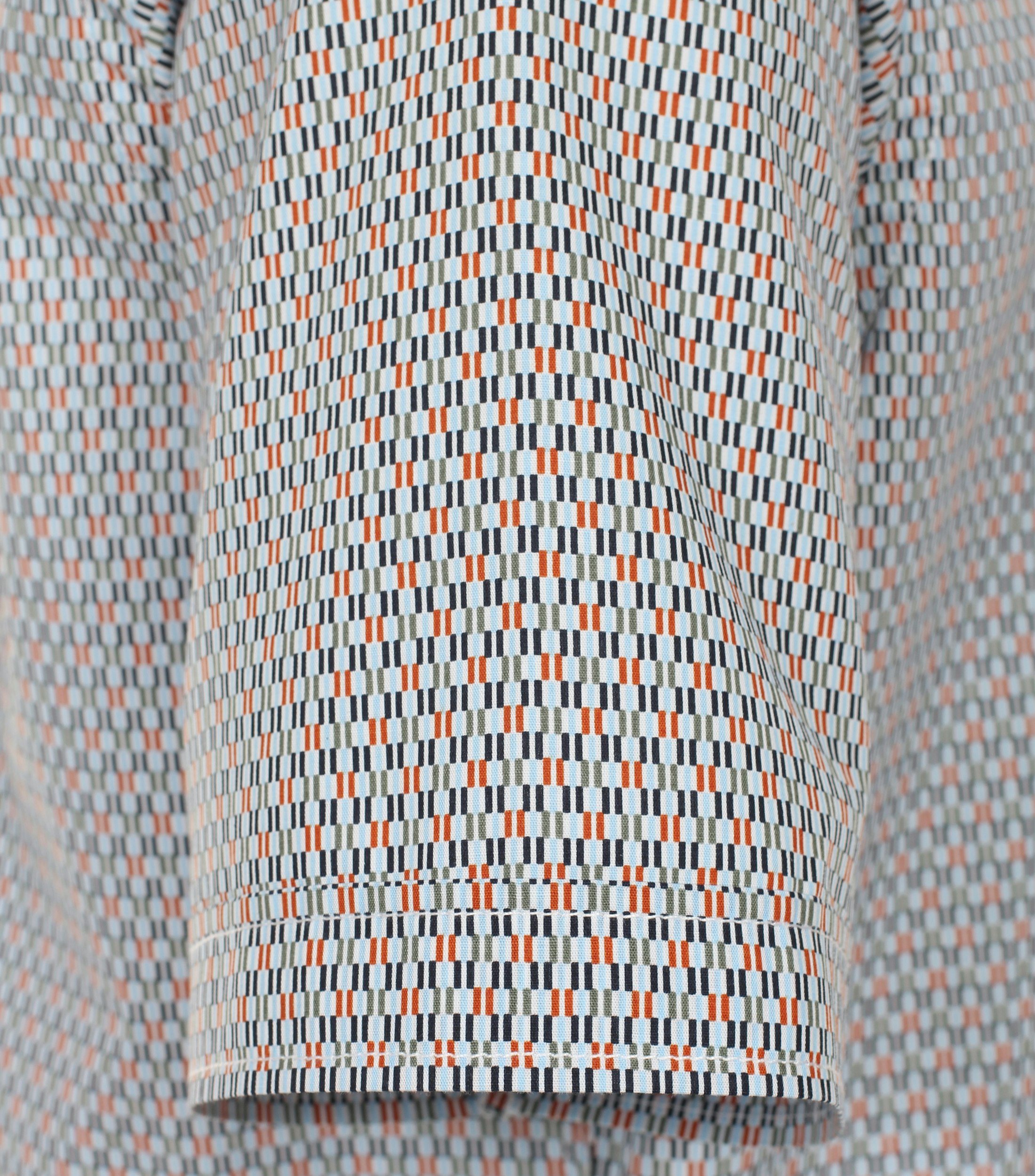 Ein Freizeithemd im Print Muster in der Farbe helles Himmelblau