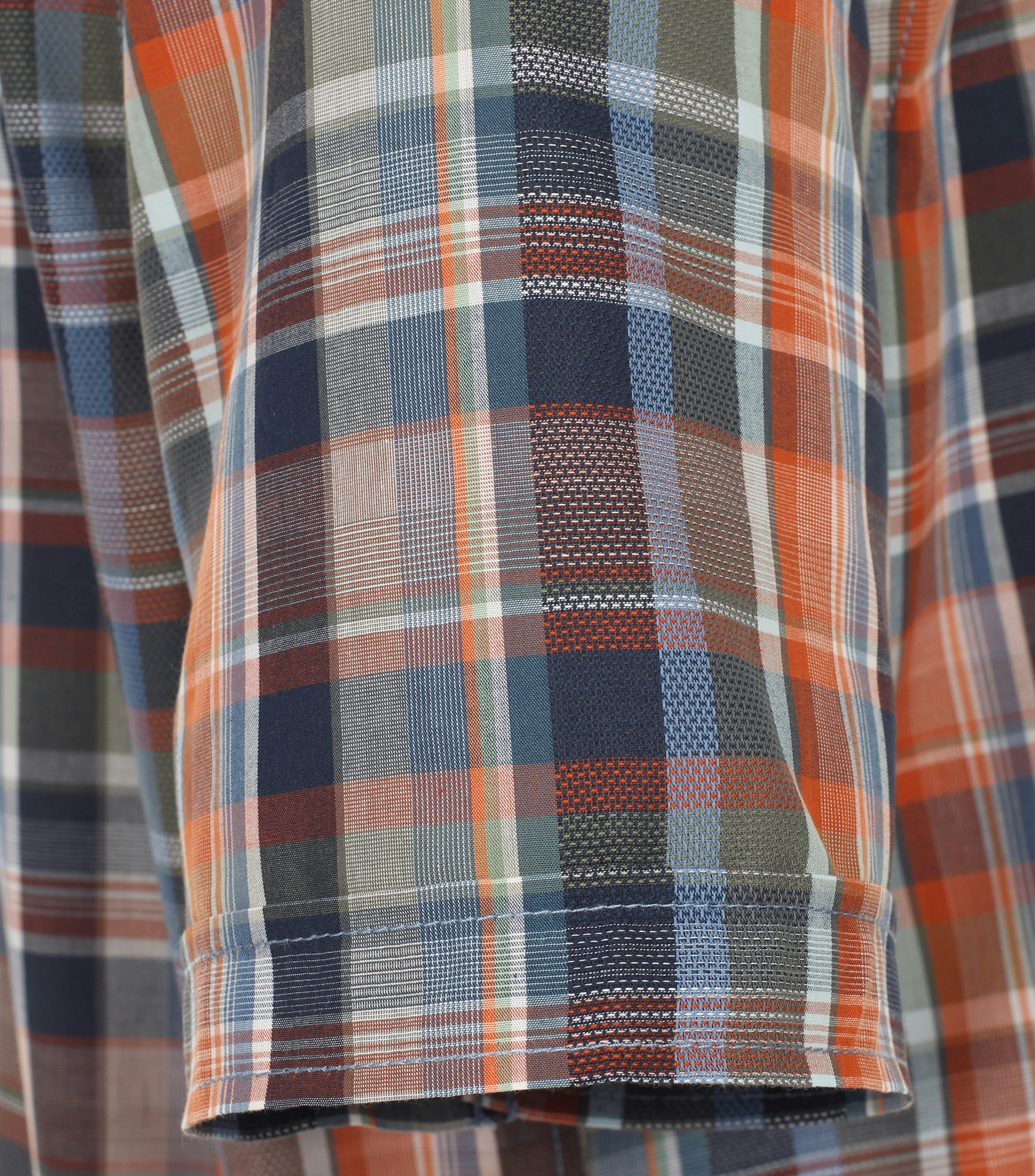 Ein Freizeithemd im kariert Muster in der Farbe Orange