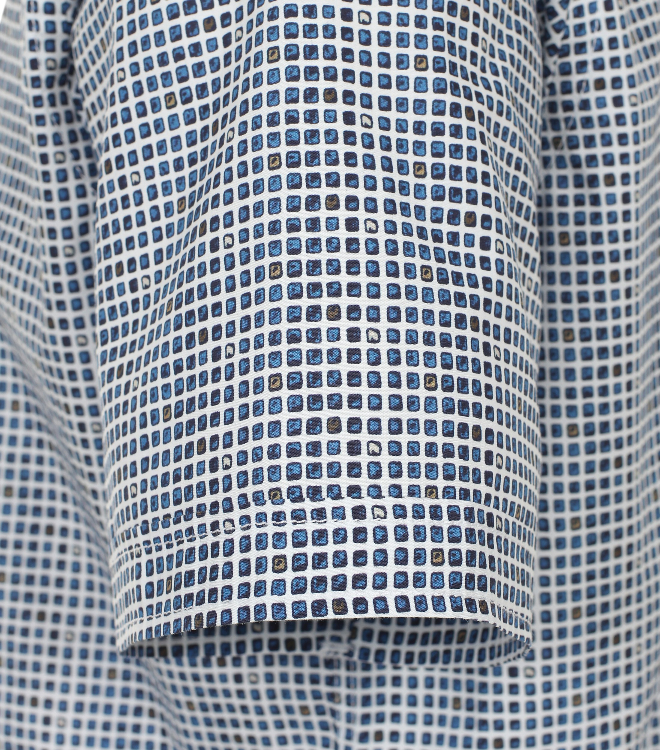 Ein Freizeithemd im Print Muster in der Farbe dunkles Mittelblau