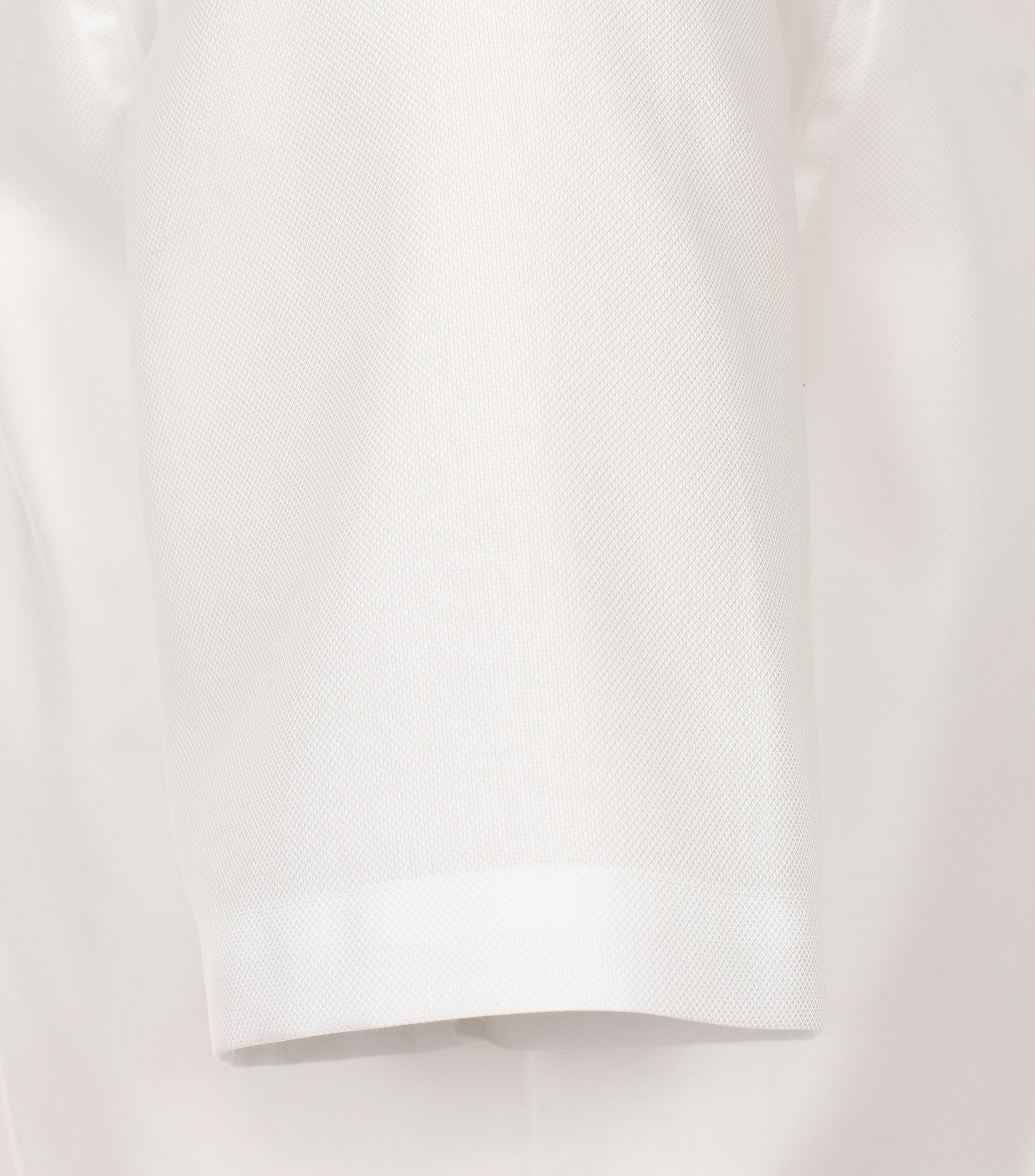 Ein Businesshemd im uni Muster in der Farbe Weiß