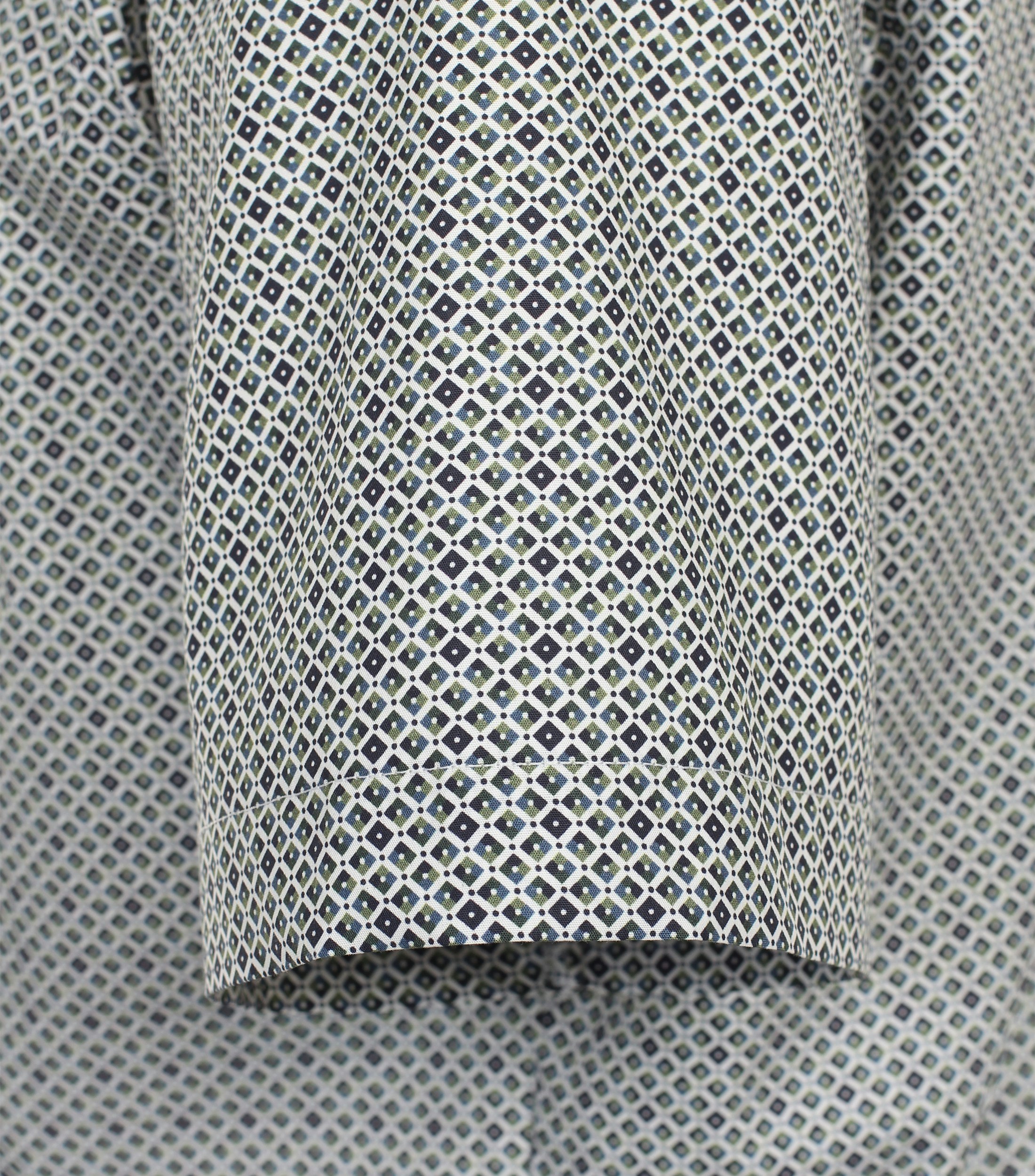 Ein Businesshemd im Print Muster in der Farbe Grün