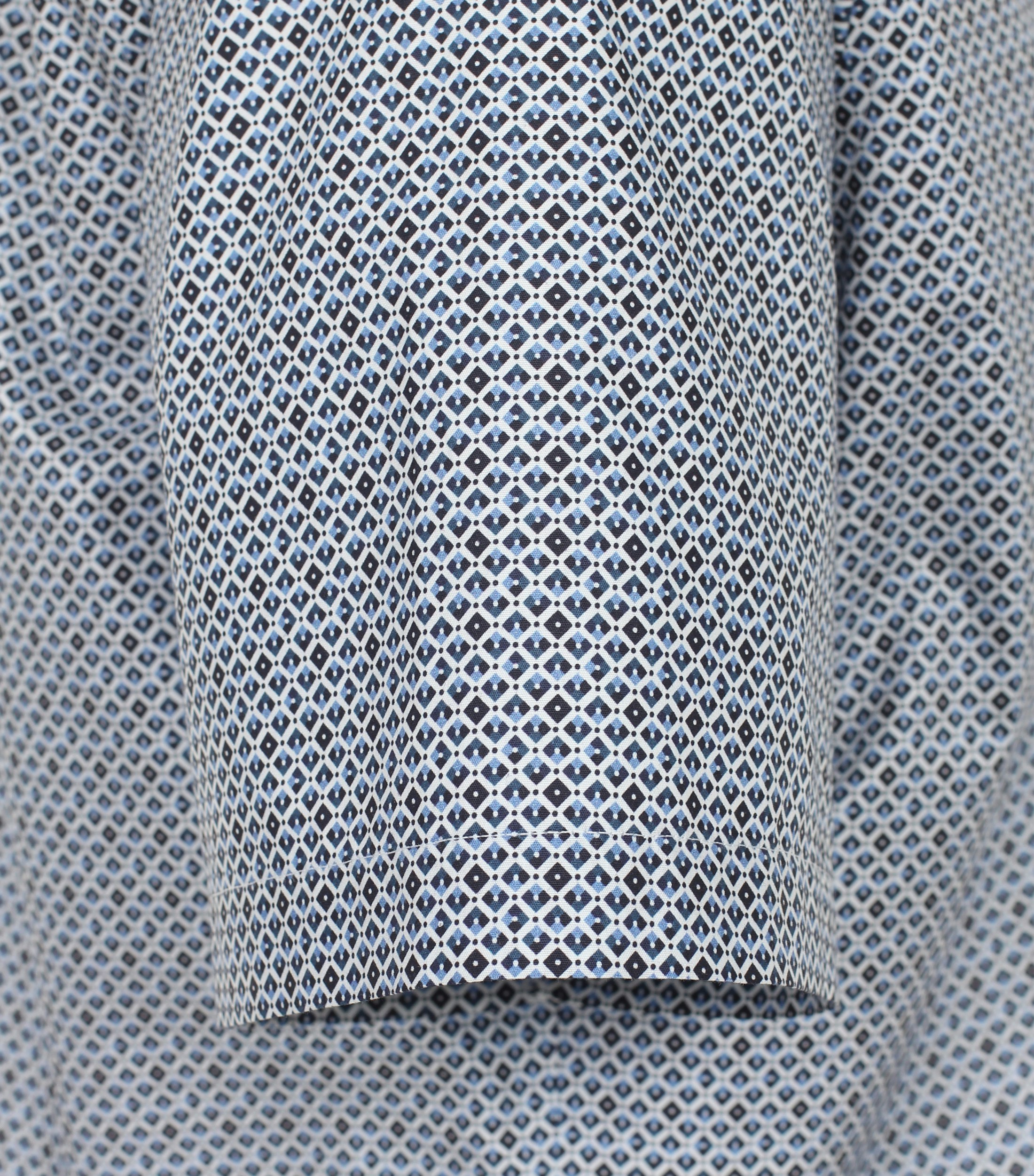 Ein Businesshemd im Print Muster in der Farbe Dunkelblau