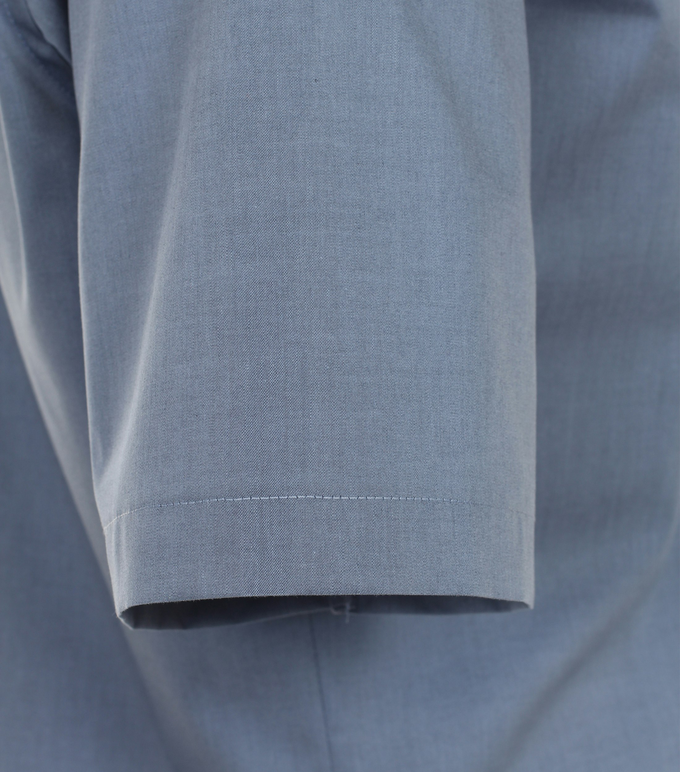 Ein Businesshemd im uni Muster in der Farbe Mittelblau