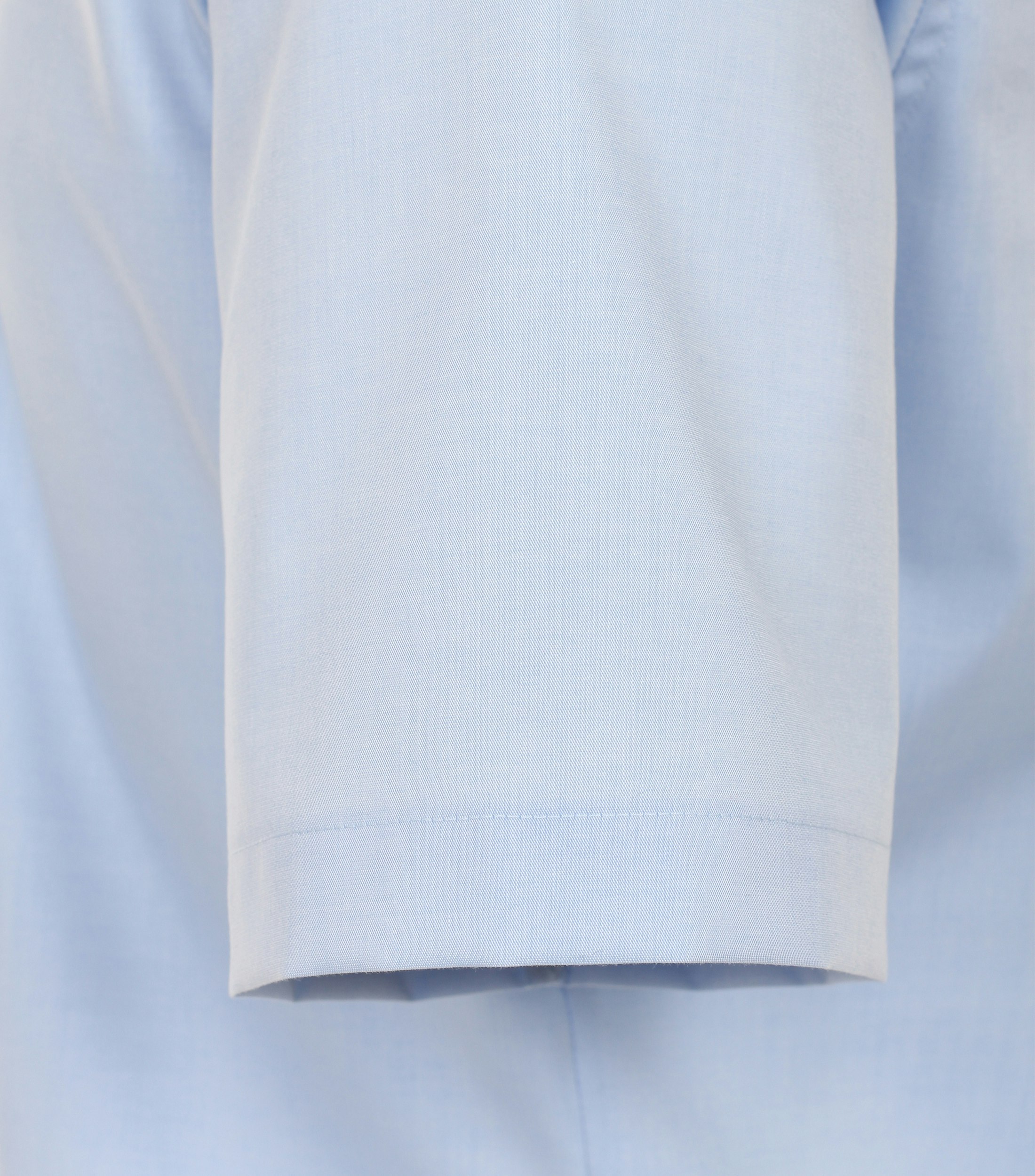 Ein Businesshemd im uni Muster in der Farbe Hellblau