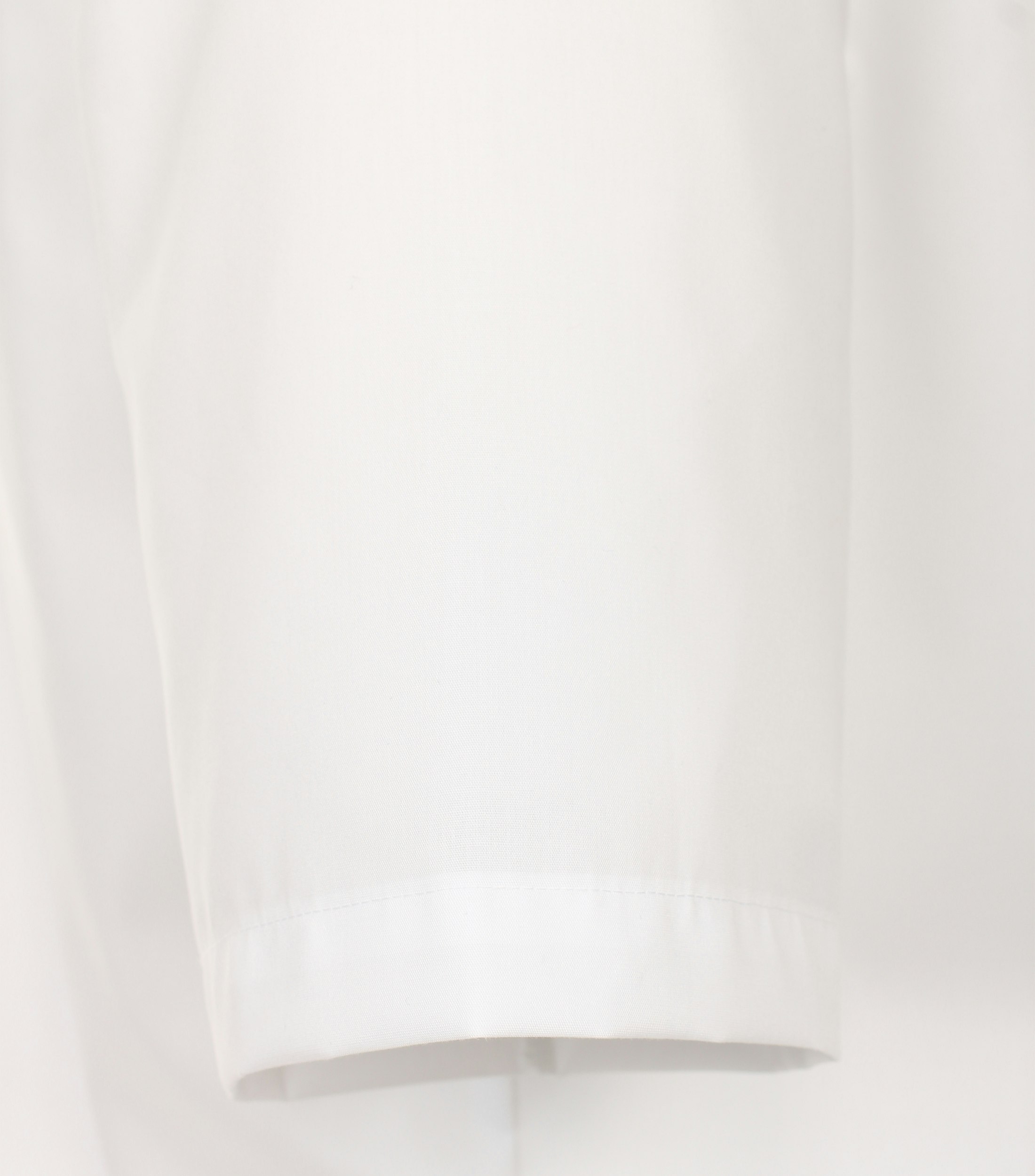 Ein Businesshemd im uni Muster in der Farbe Weiß