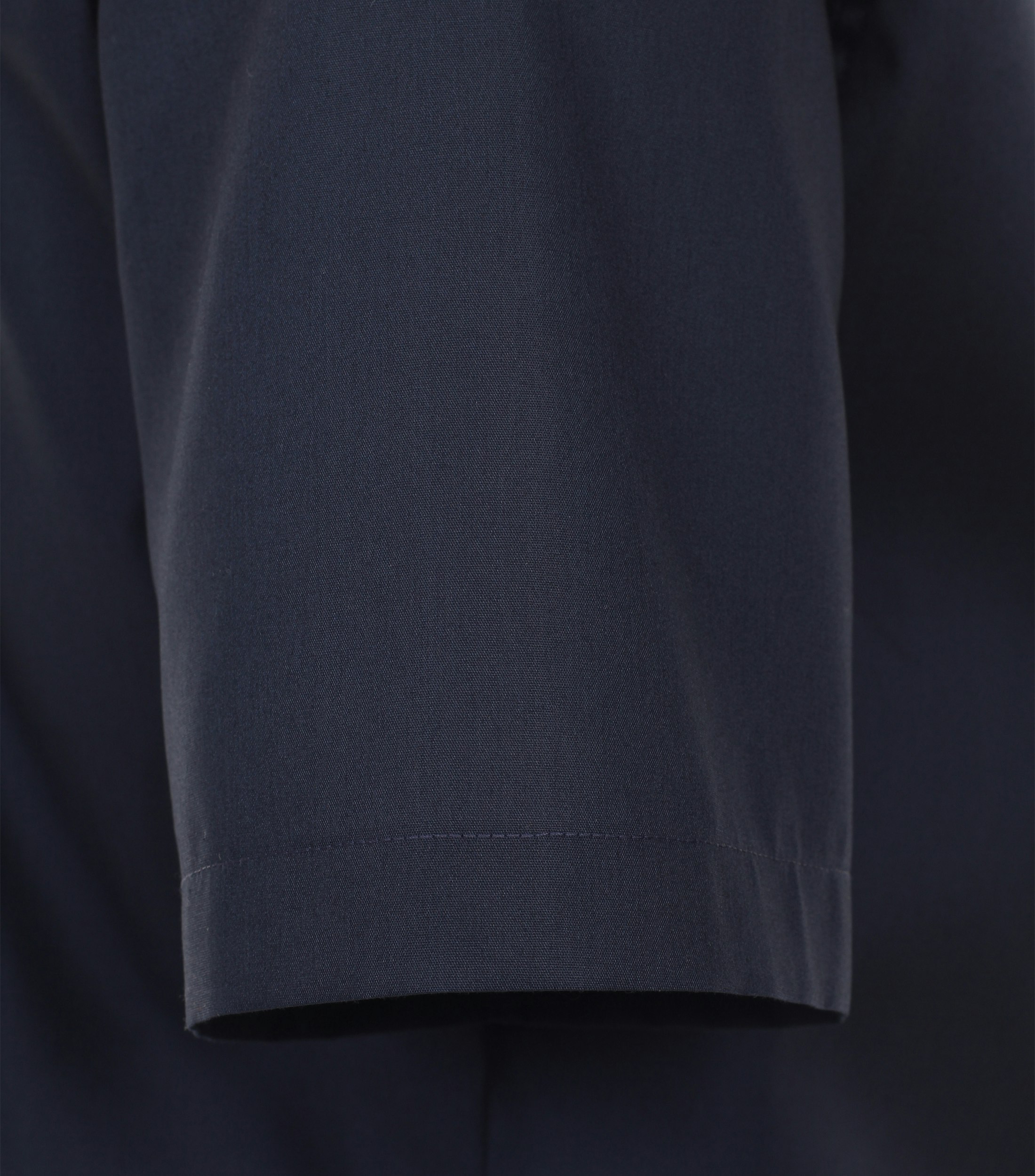 Ein Businesshemd im uni Muster in der Farbe Dunkelblau