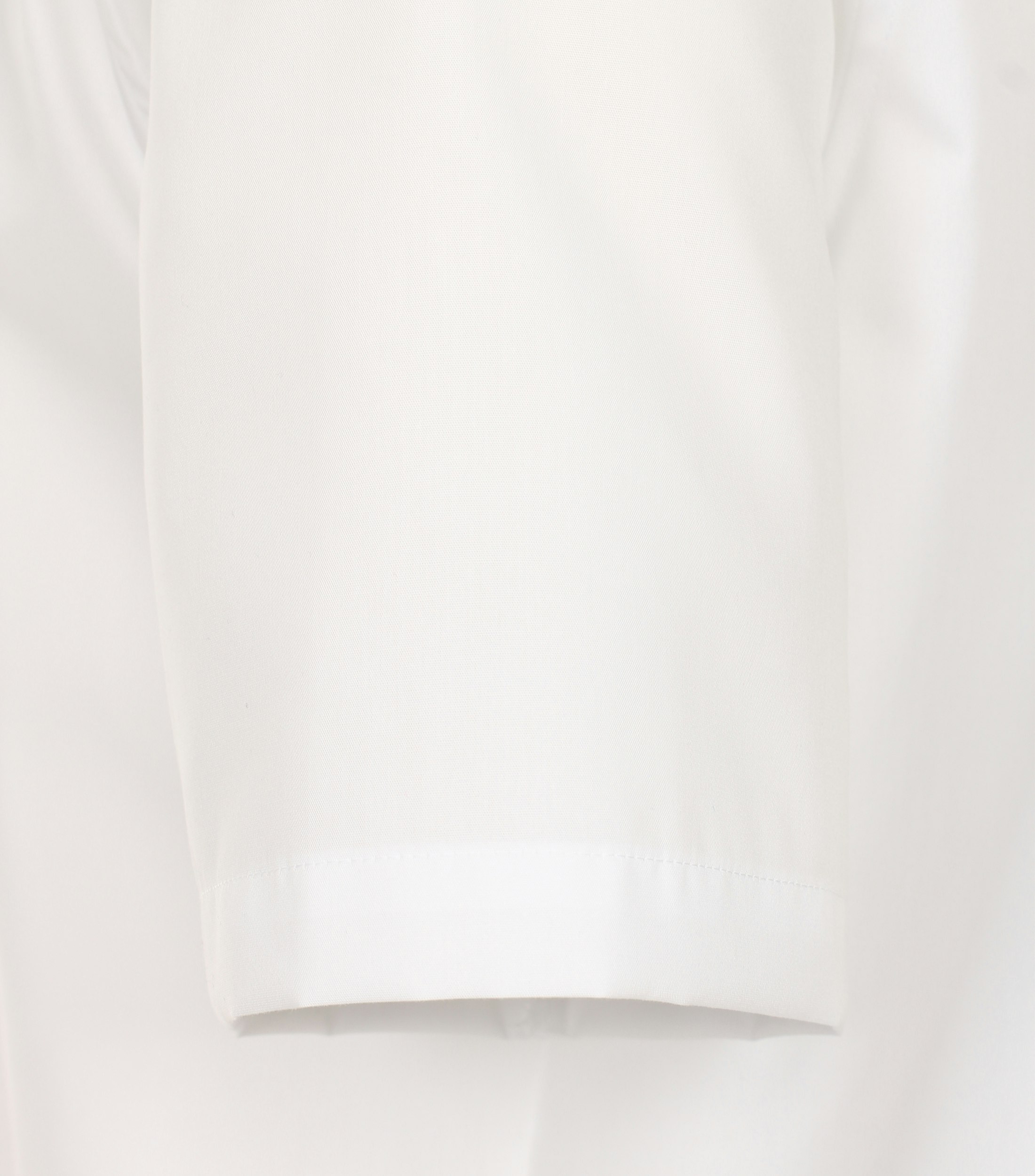 Ein Businesshemd im uni Muster in der Farbe Weiß