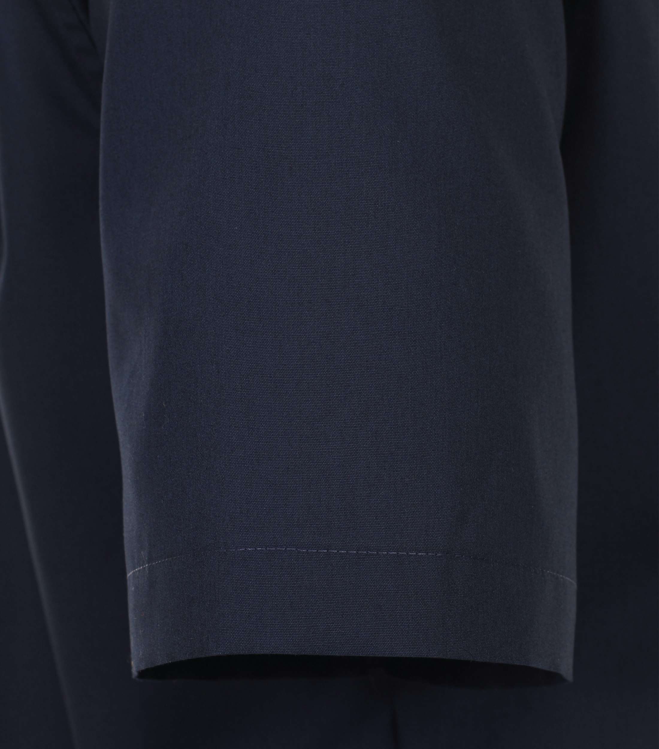 Ein Businesshemd im uni Muster in der Farbe Dunkelblau