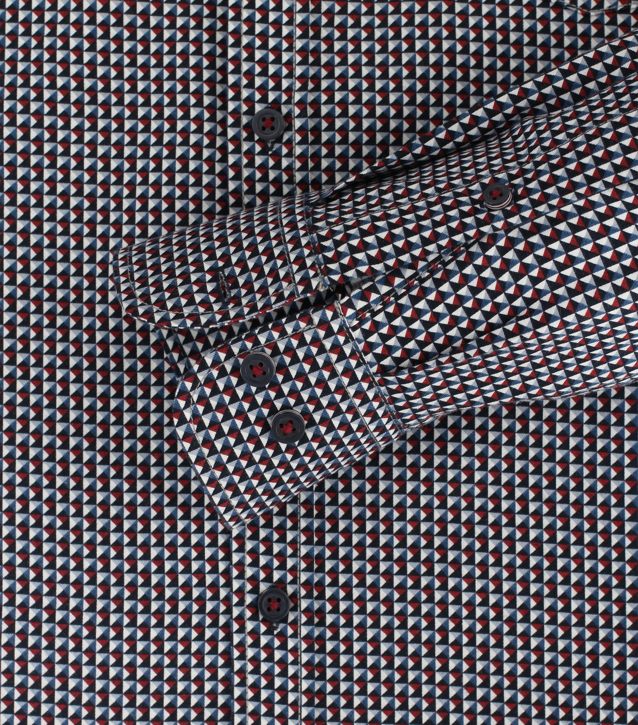 Ein Freizeithemd im Print Muster in der Farbe Rot