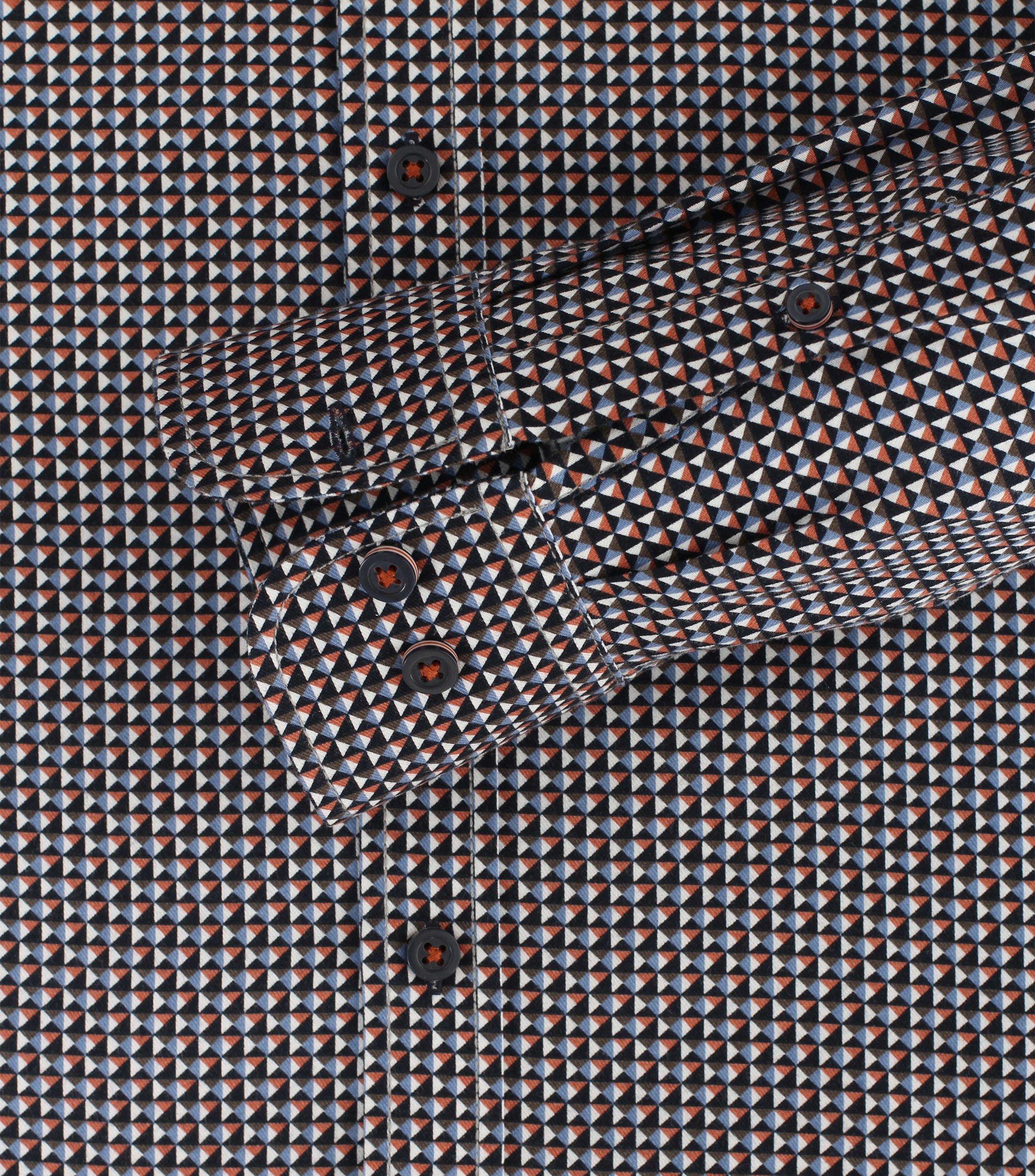 Ein Freizeithemd im Print Muster in der Farbe Orange