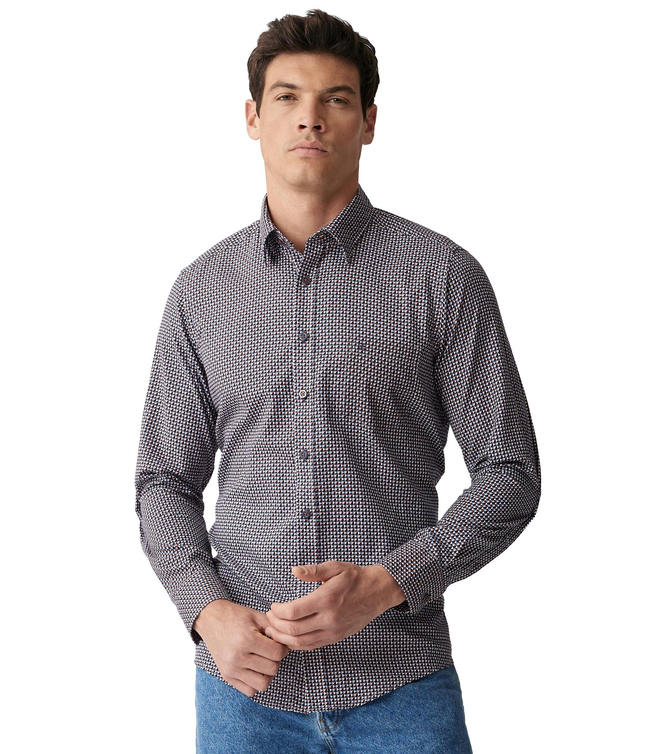 Ein Freizeithemd im Print Muster in der Farbe Orange