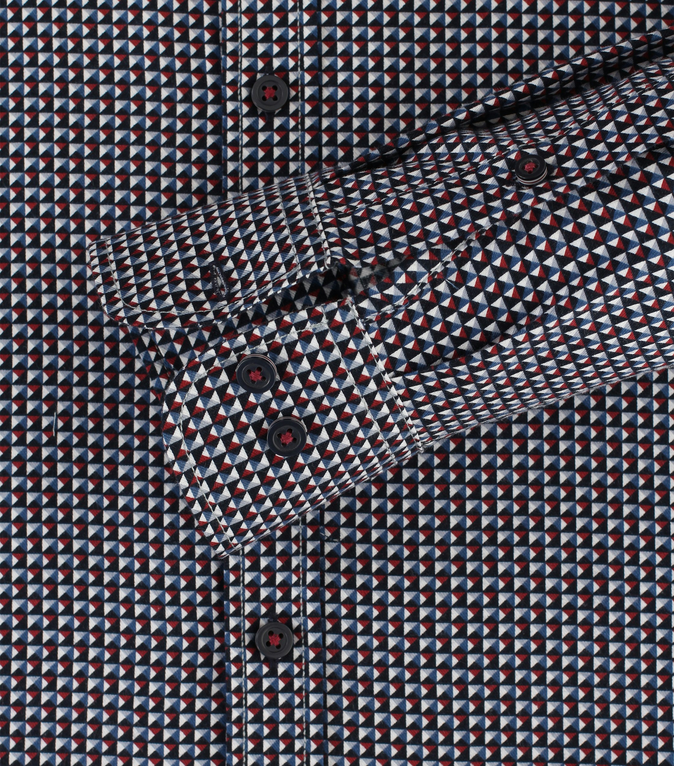 Ein Freizeithemd im Print Muster in der Farbe Rot