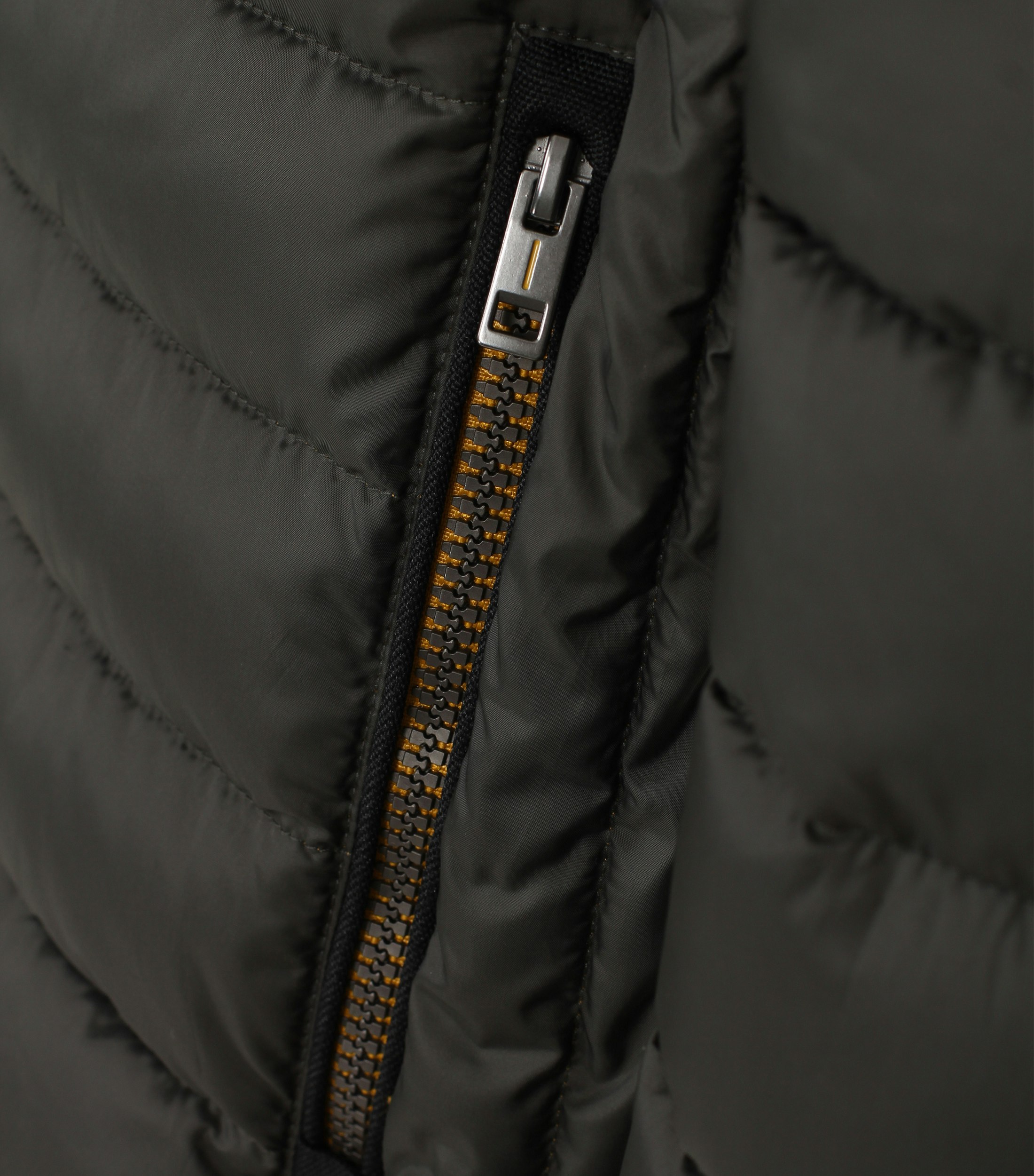 Ein Jacke im uni Muster in der Farbe Dunkelgrün