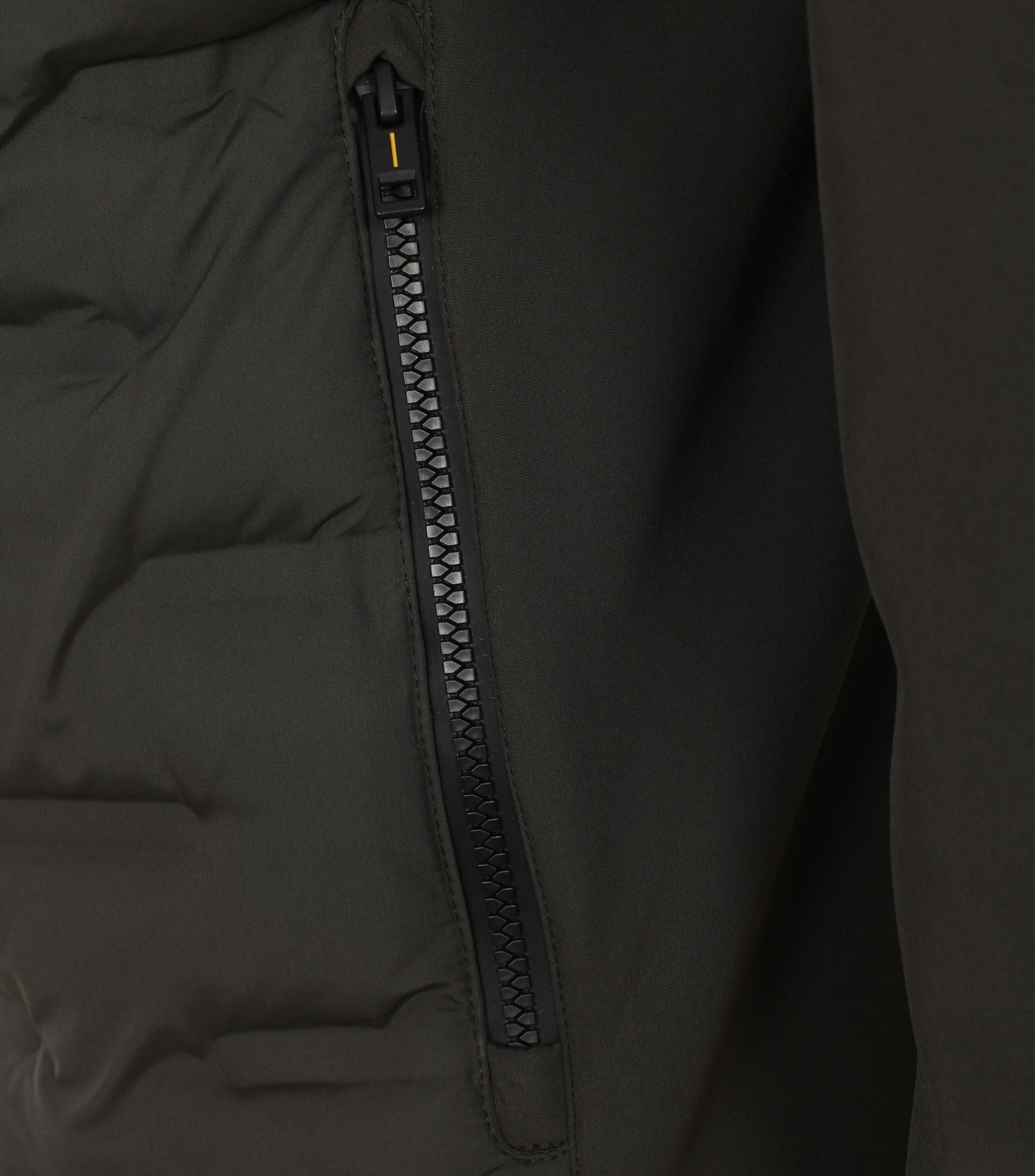 Ein Jacke im uni Muster in der Farbe Dunkelgrün