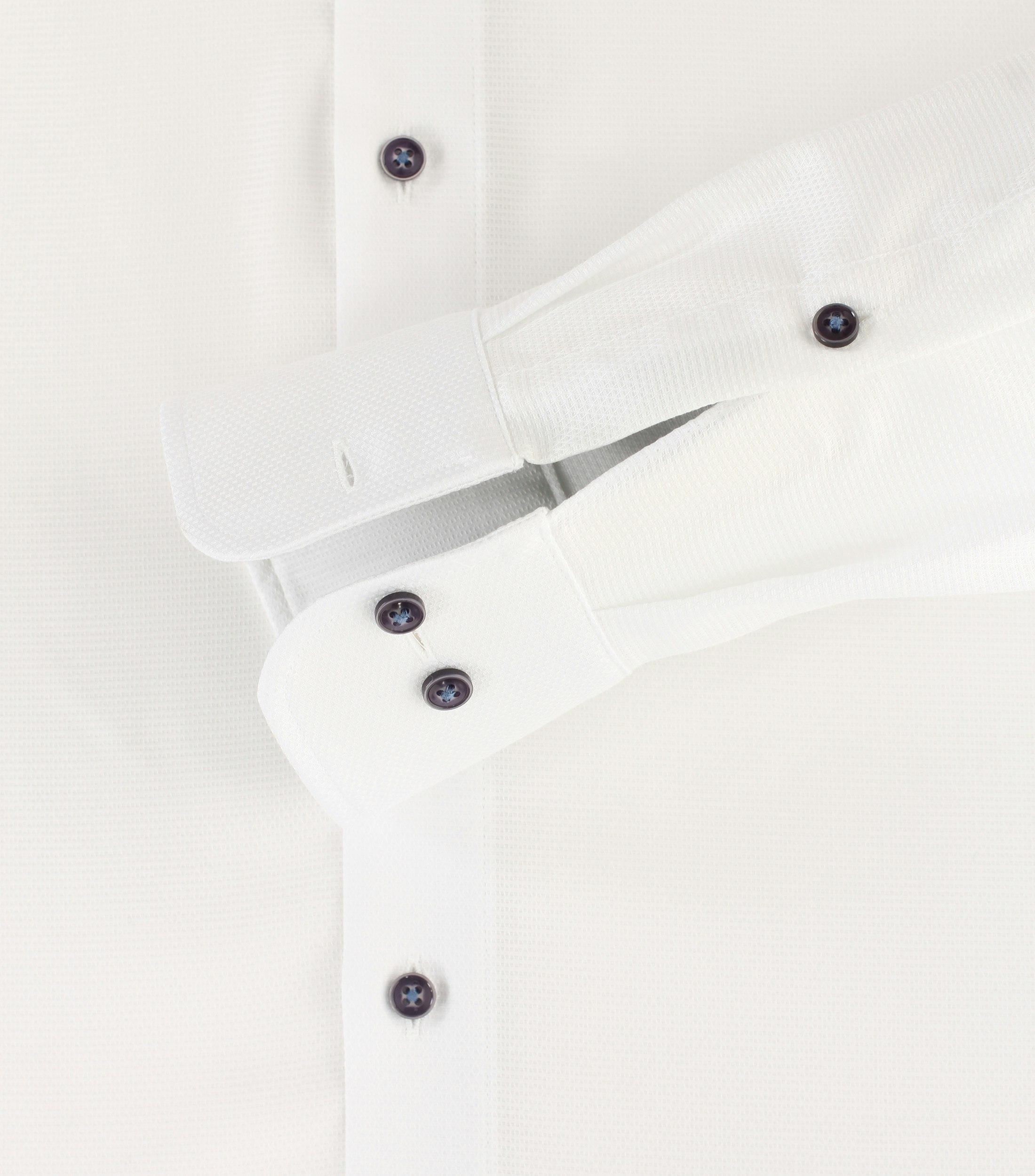 Ein Businesshemd im uni Muster in der Farbe Weiß