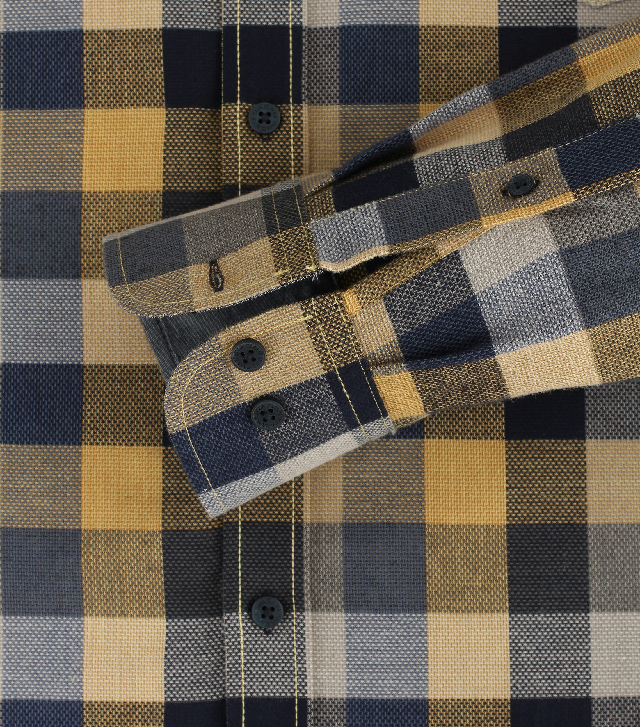 Ein Freizeithemd im kariert Muster in der Farbe Senfgelb