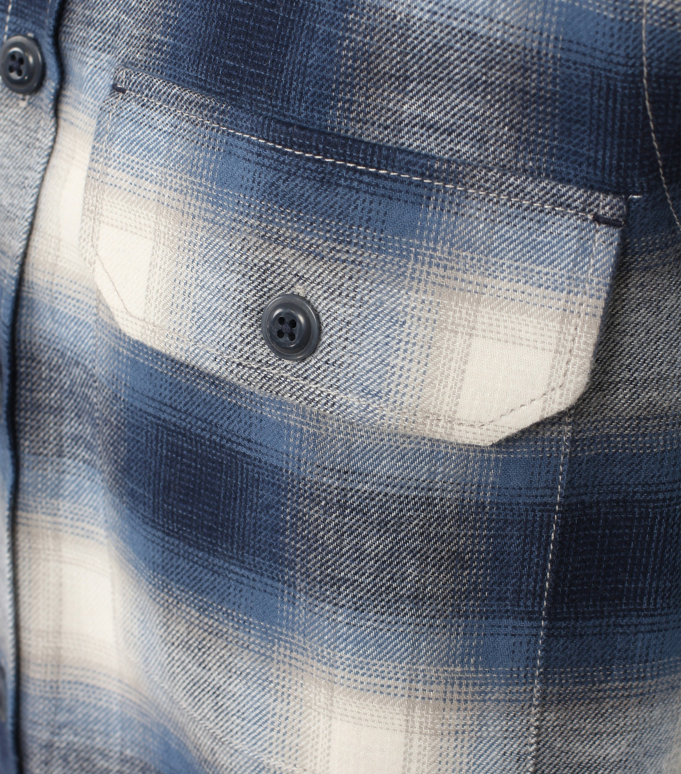 Ein Freizeithemd im kariert Muster in der Farbe graues Dunkelblau