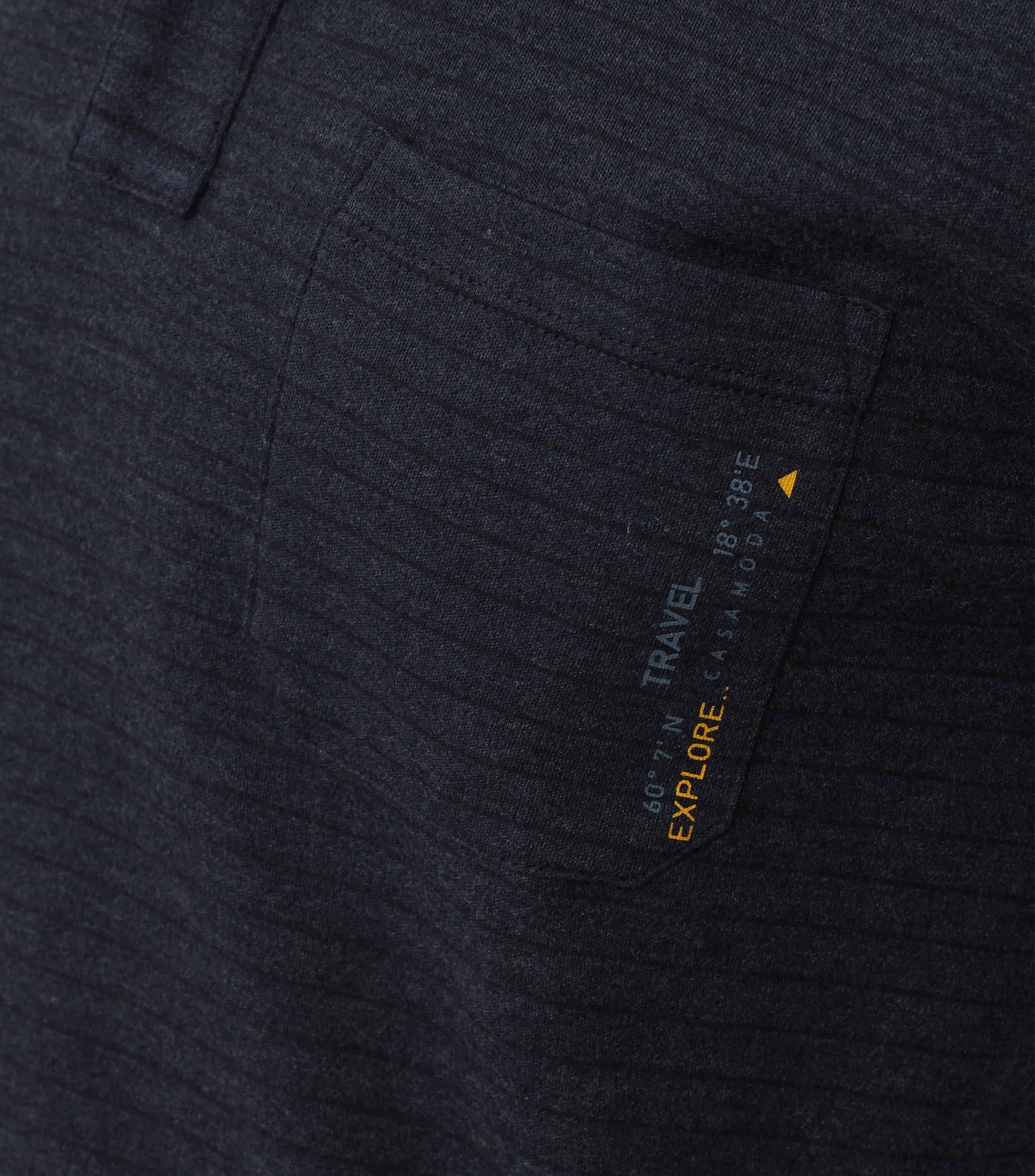 Ein Polo-Shirt im gestreift Muster in der Farbe Dunkelblau