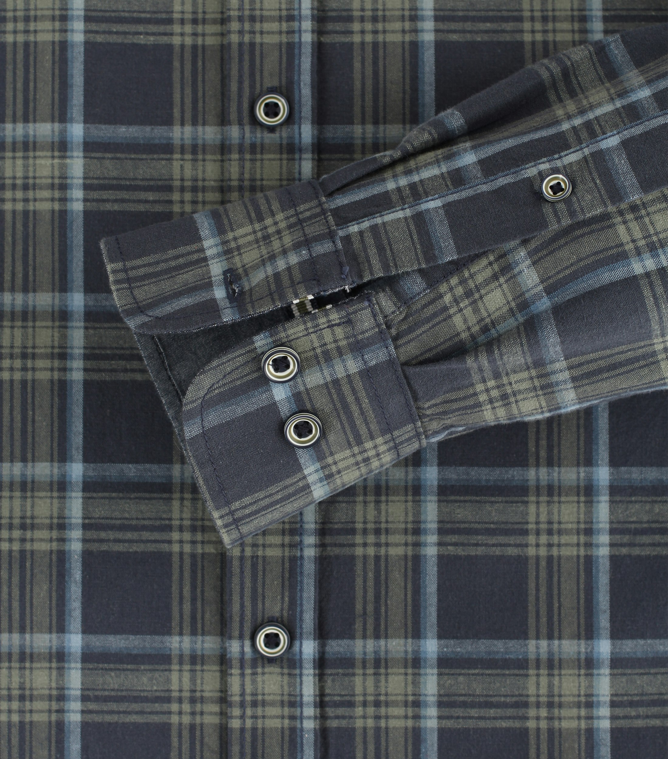 Ein Freizeithemd im kariert Muster in der Farbe graues Dunkelblau