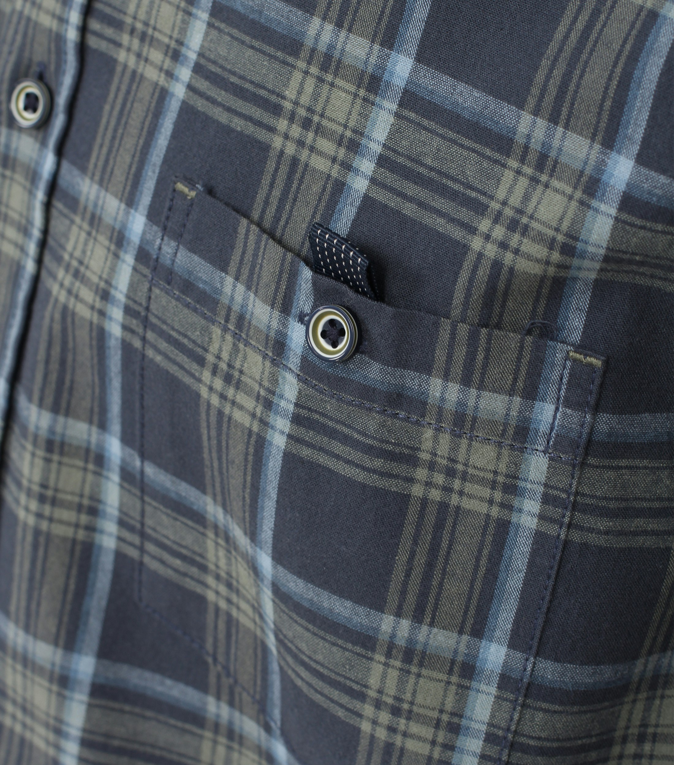 Ein Freizeithemd im kariert Muster in der Farbe graues Dunkelblau