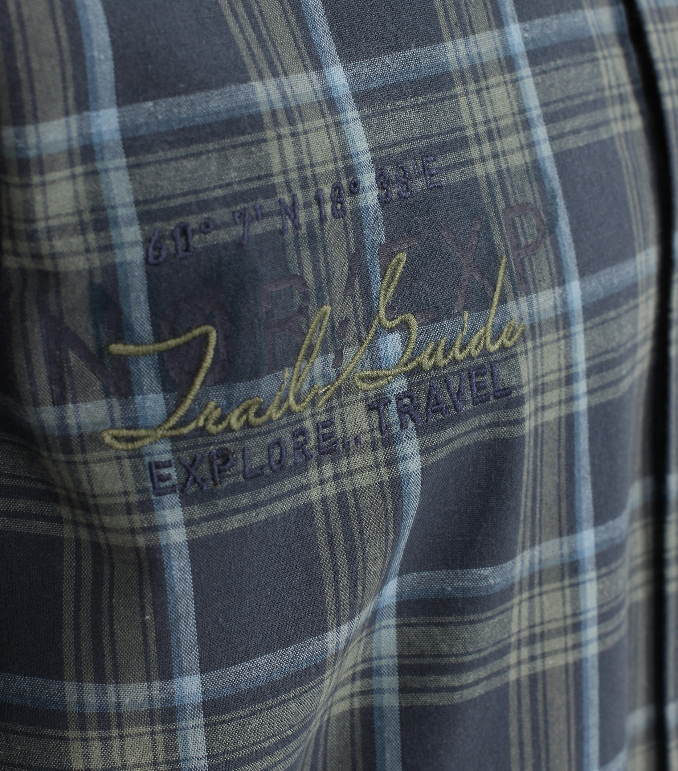 Ein Freizeithemd im kariert Muster in der Farbe graues Dunkelblau