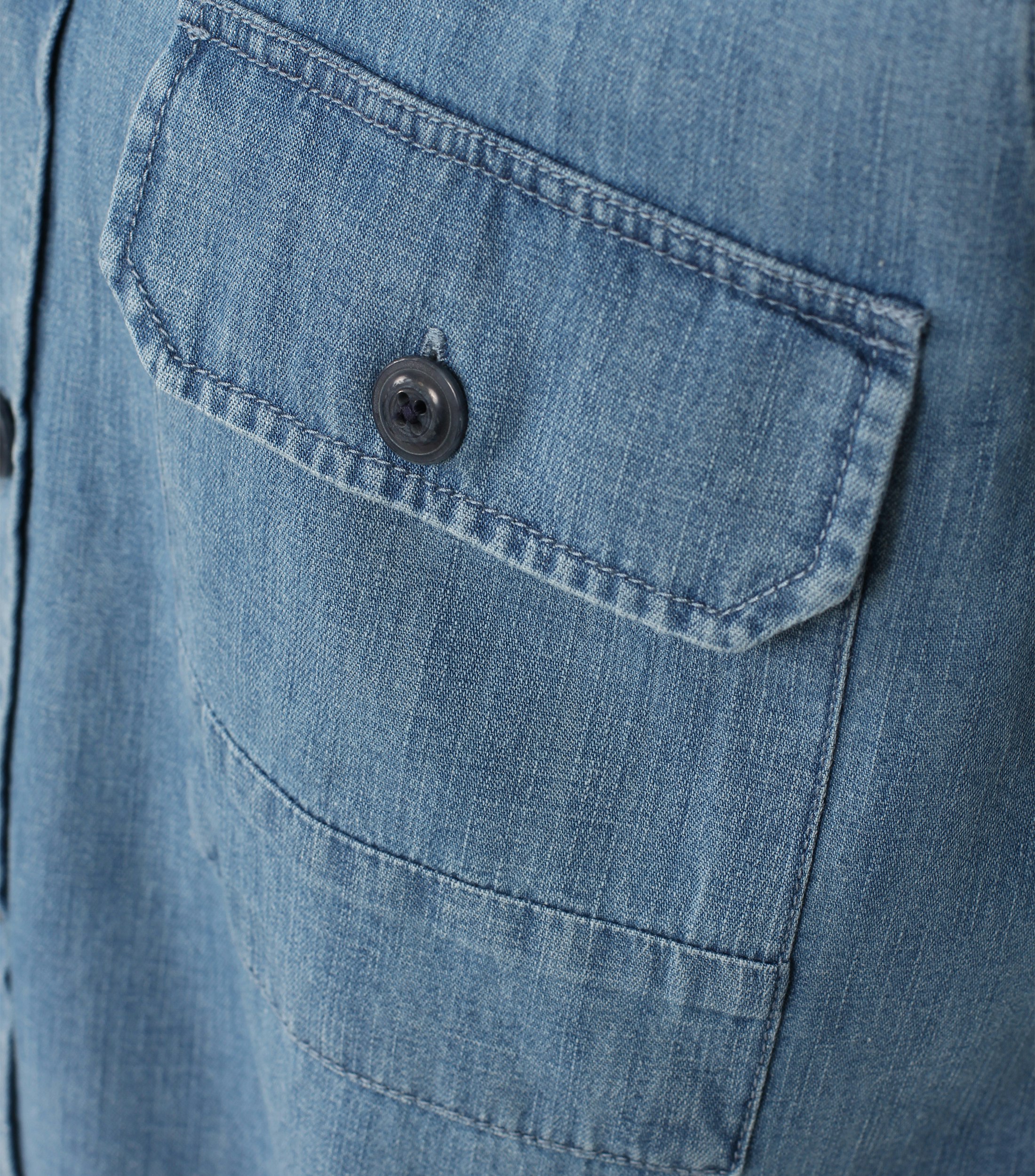 Ein Freizeithemd im uni Muster in der Farbe Mittelblau