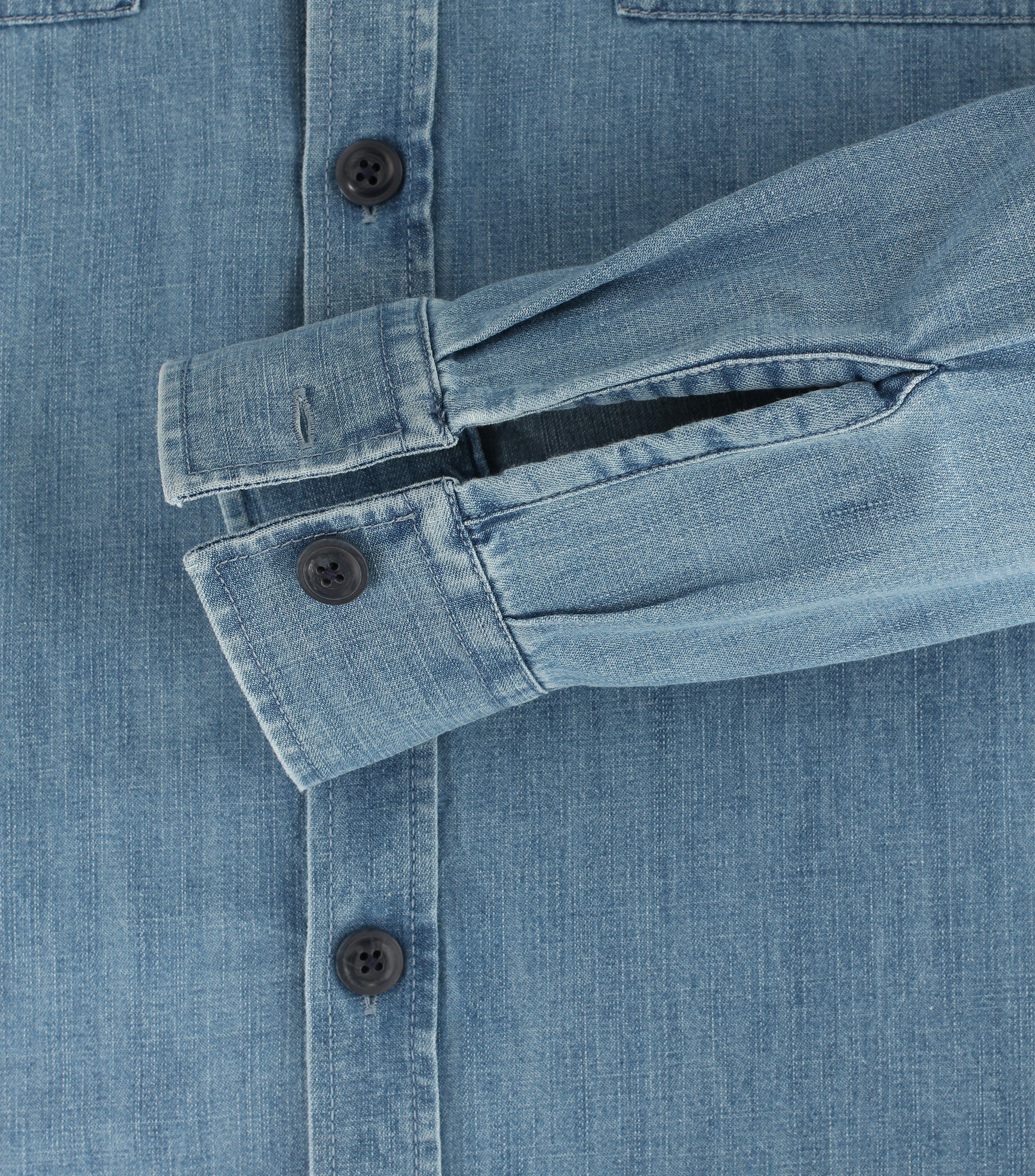 Ein Freizeithemd im uni Muster in der Farbe Mittelblau